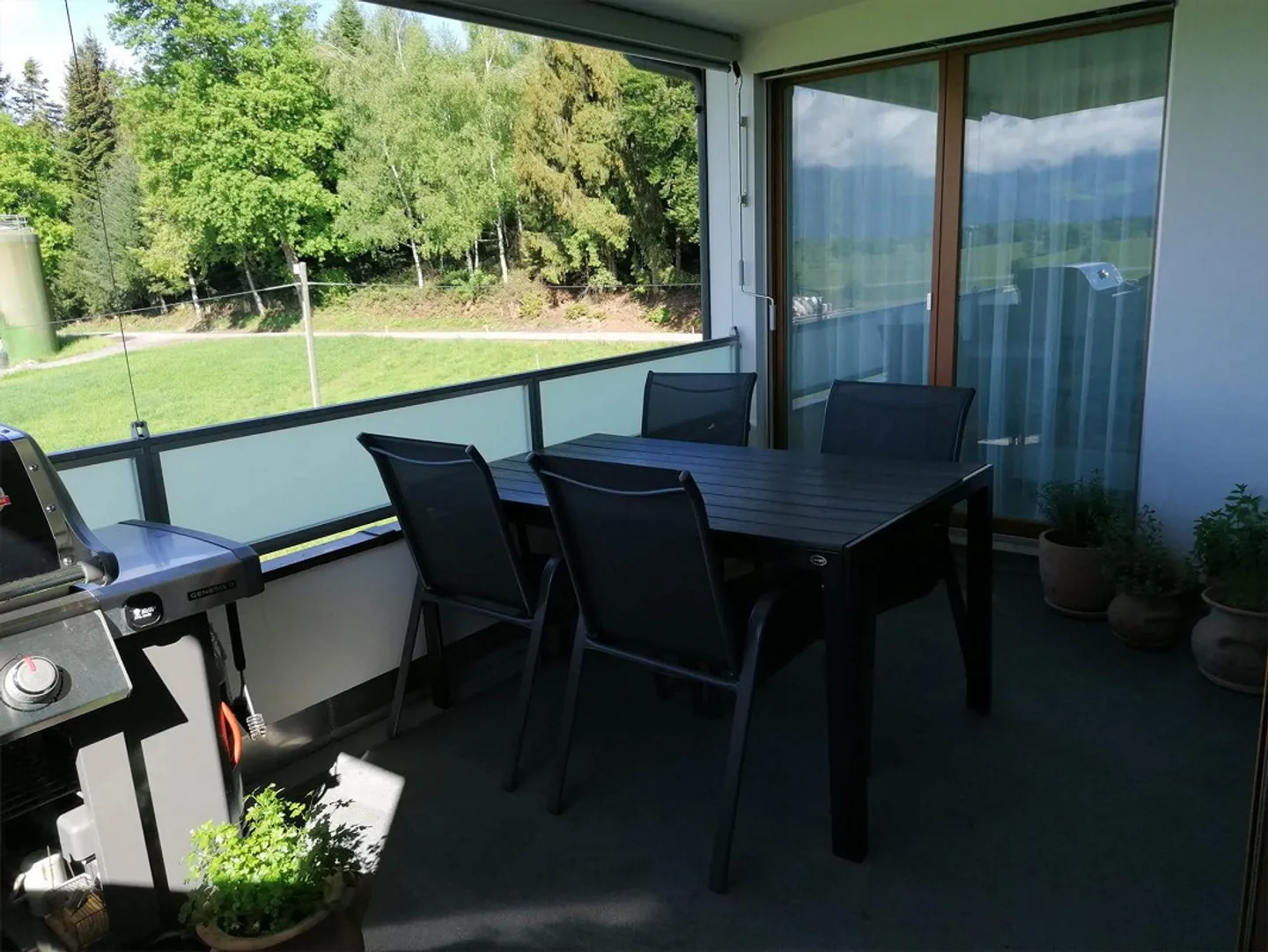 2 1/2 Zimmer-Dachwohnung im Grünen mit Blick auf die Berge - Foto 6 di 6
