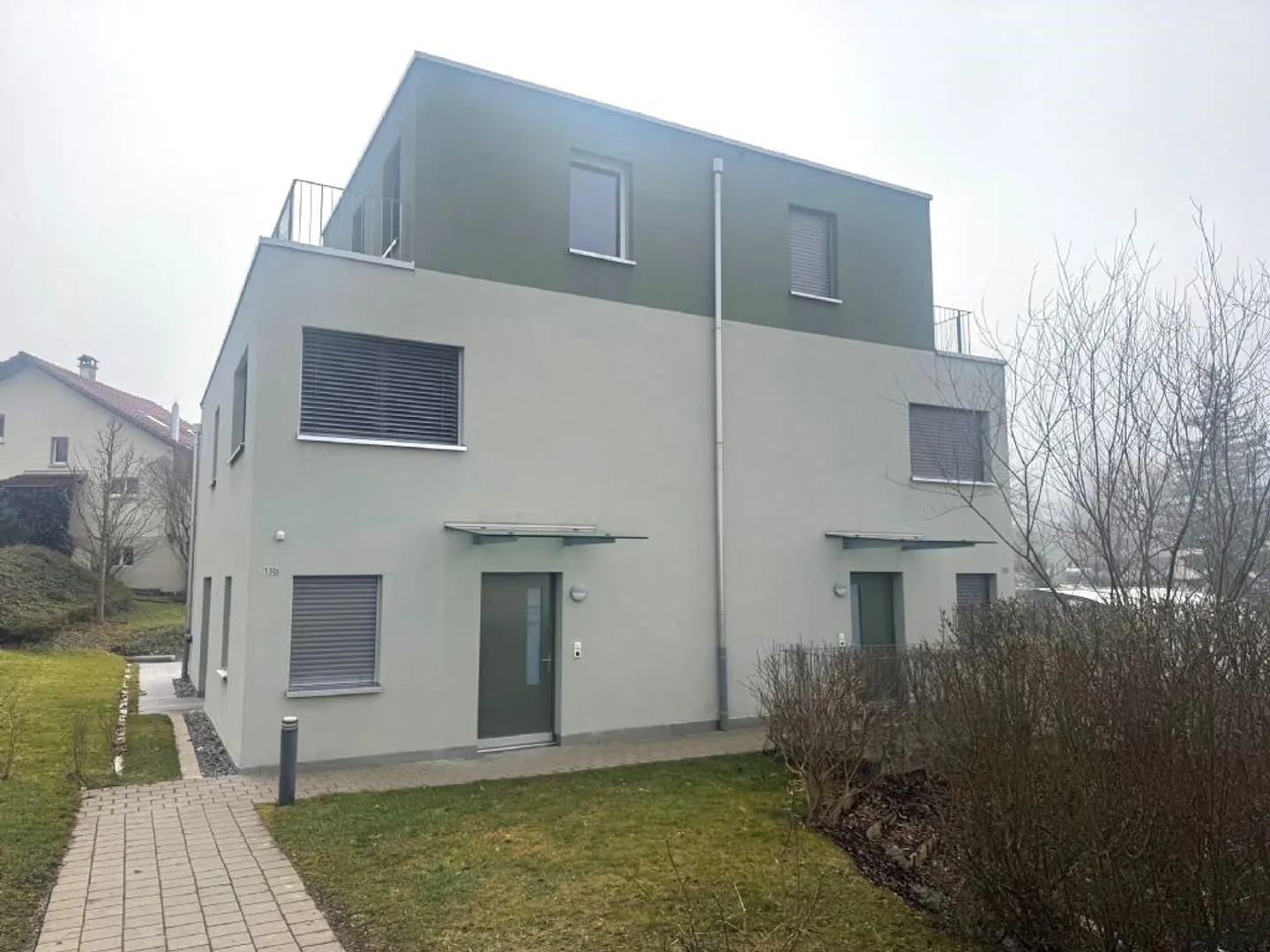 Moderne Familienhaus mit Garten - Foto 1 von 13
