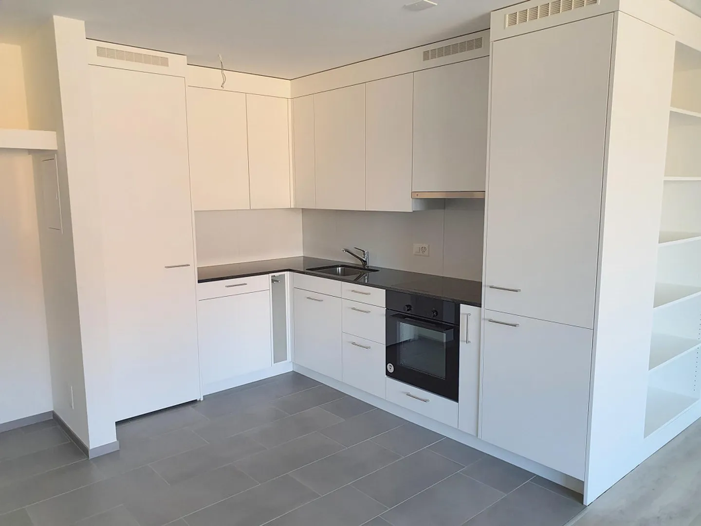 Renovated 1 1/2-room penthouse apartment in the St. Johann district - Photo 3 of 4