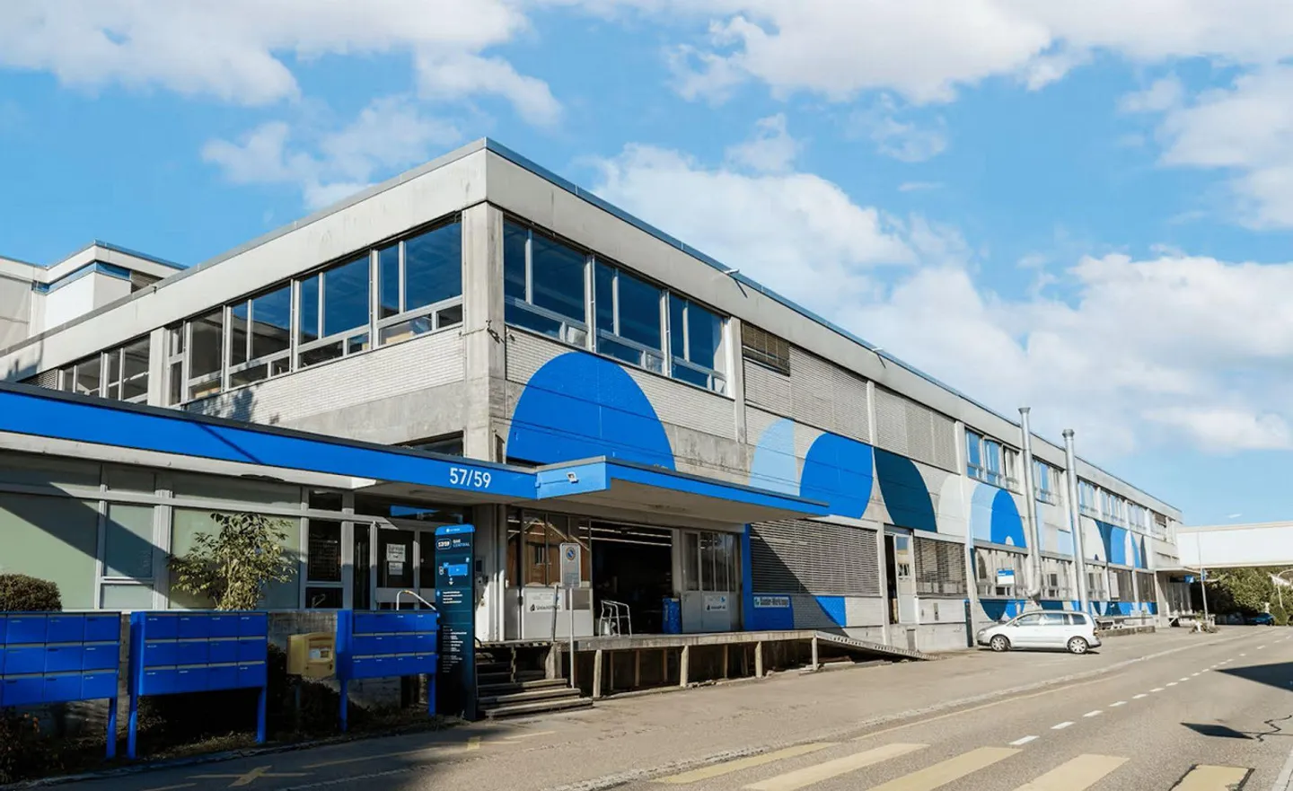 Geräumige Lagerhalle mit hohen Decken - Foto 1 von 8