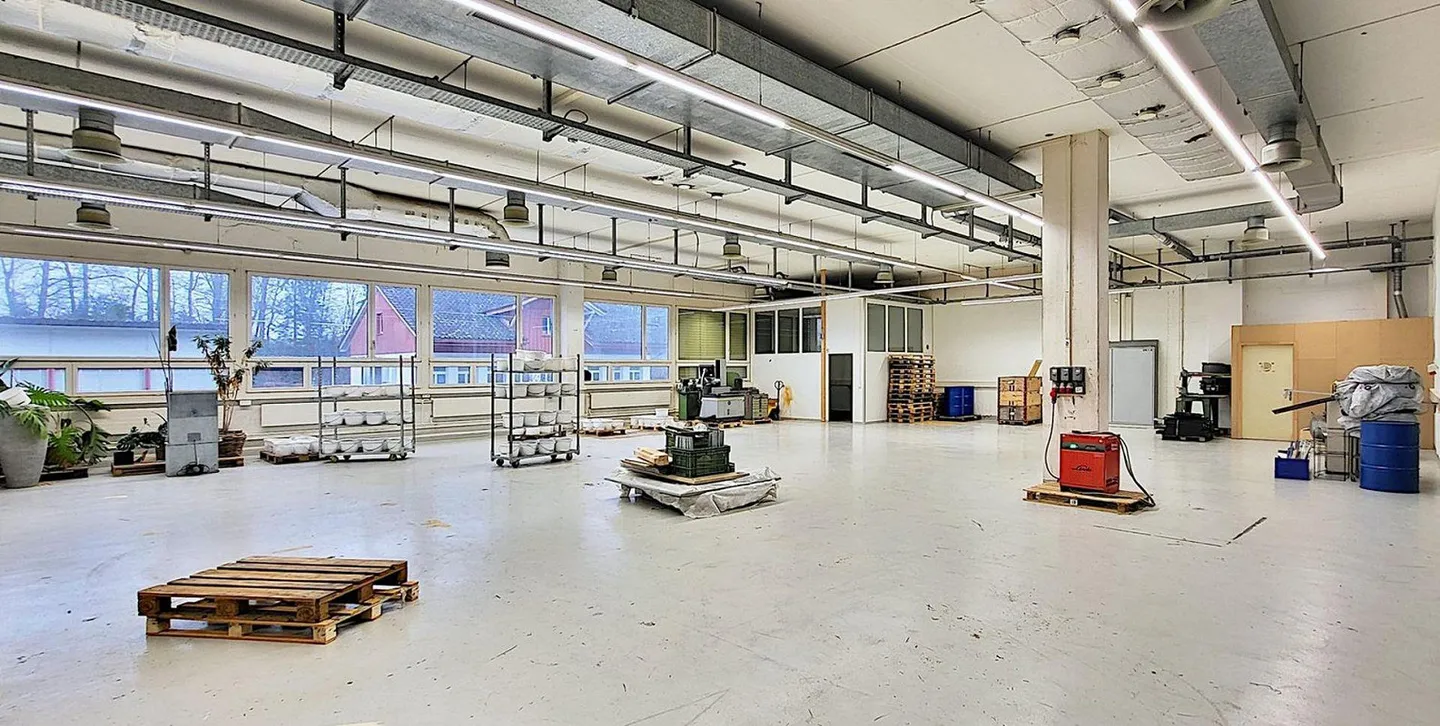 Geräumige Lagerhalle mit hohen Decken - Foto 3 von 8