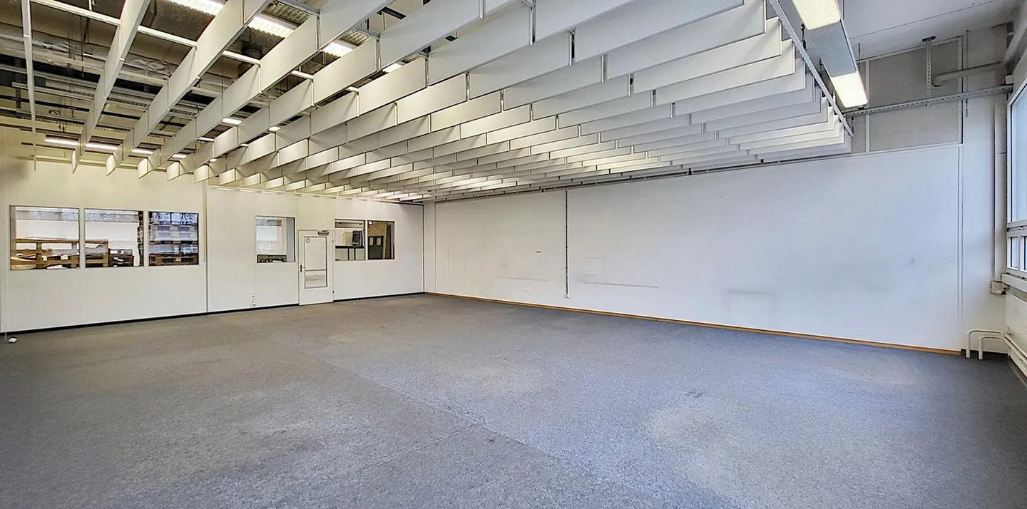 Geräumige Lagerhalle mit hohen Decken - Foto 4 von 8