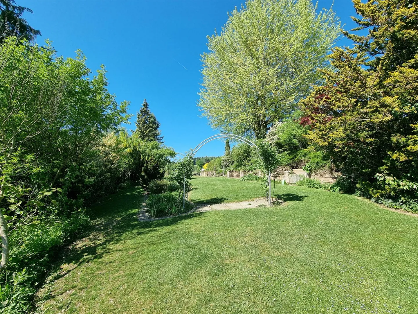 Villa de campagne de 8,5 pièces dans le meilleur emplacement avec grand jardin - Photo 9 sur 10