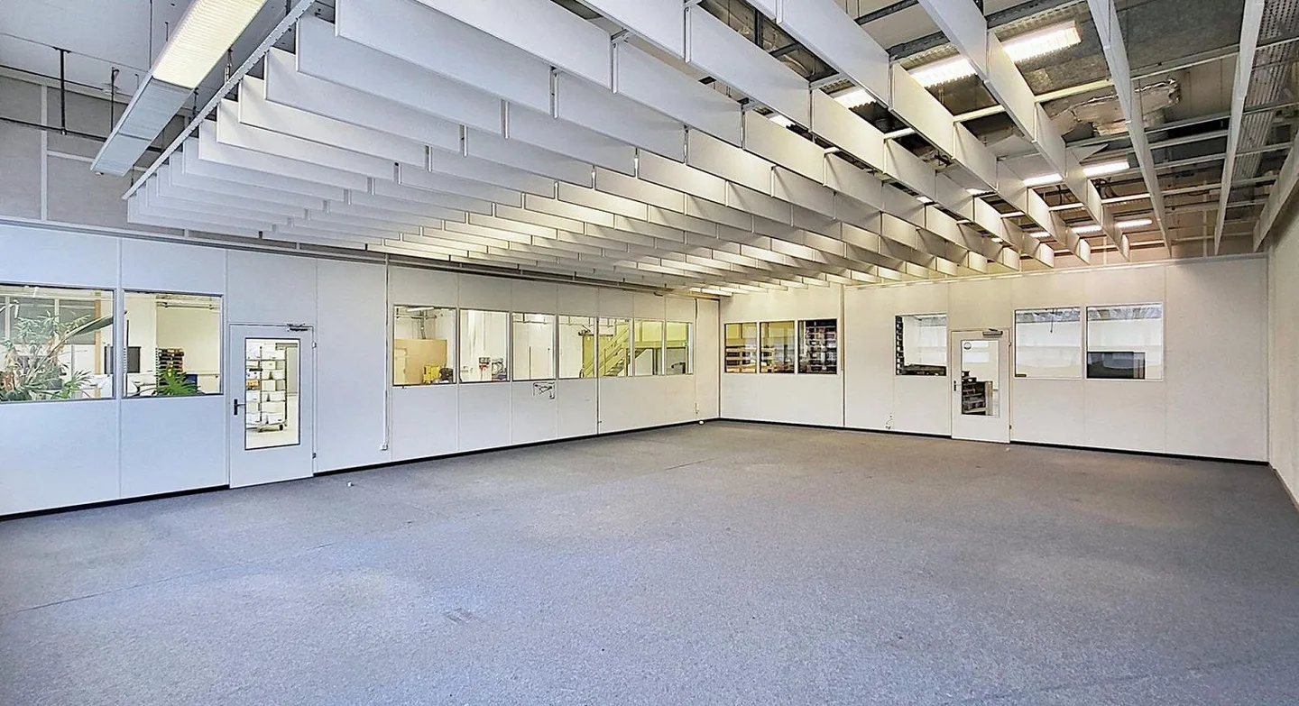 Geräumige Lagerhalle mit hohen Decken - Foto 5 von 8