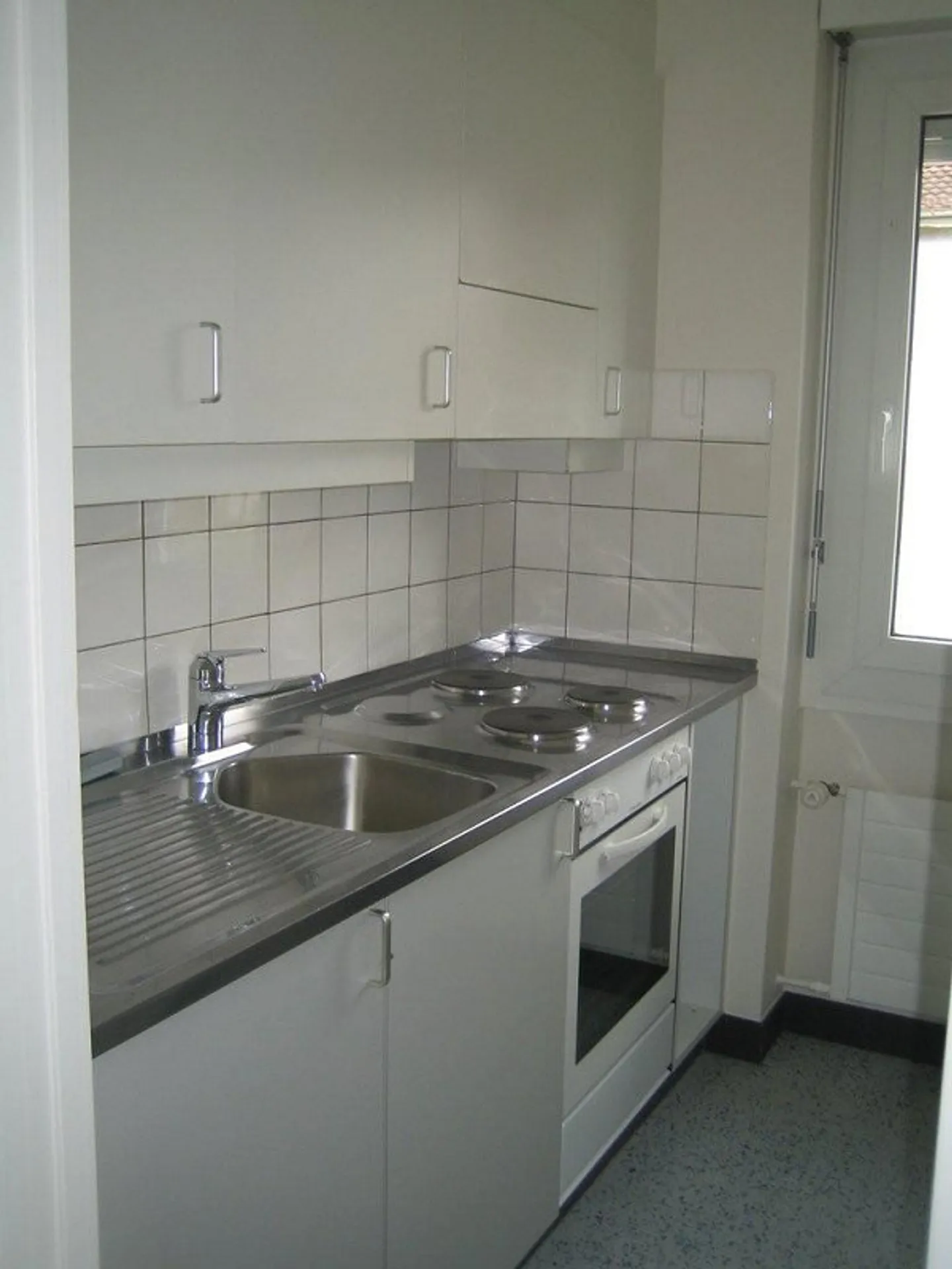 Appartamento conveniente con balcone soleggiato in posizione centrale - Foto 3 di 9