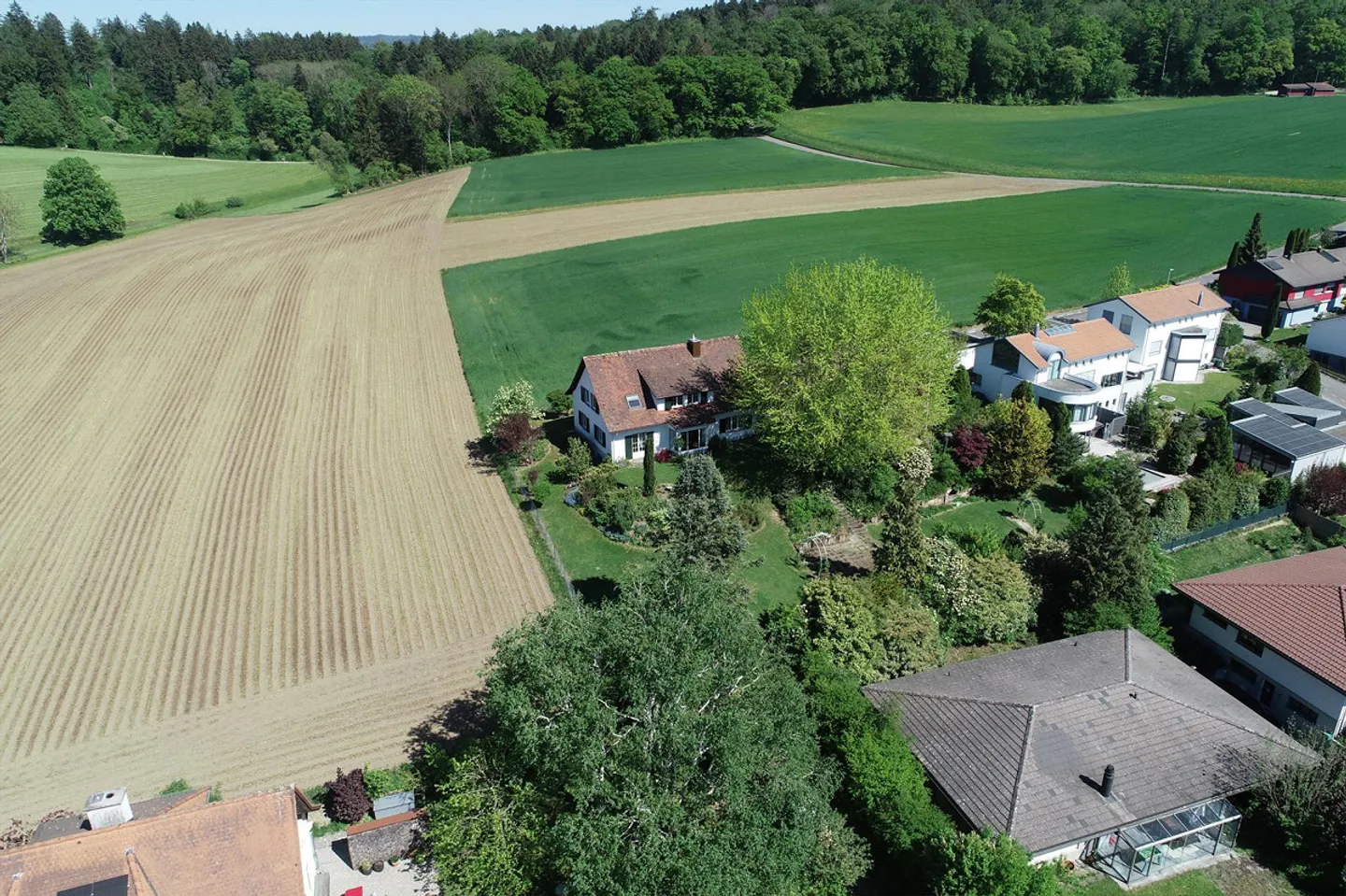 Villa de campagne de 8,5 pièces dans le meilleur emplacement avec grand jardin - Photo 1 sur 10