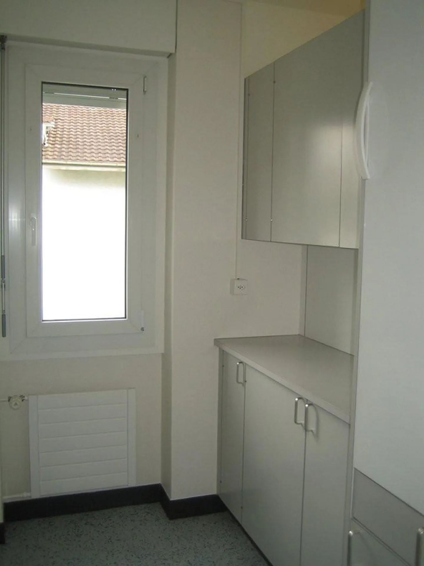Appartamento conveniente con balcone soleggiato in posizione centrale - Foto 4 di 9