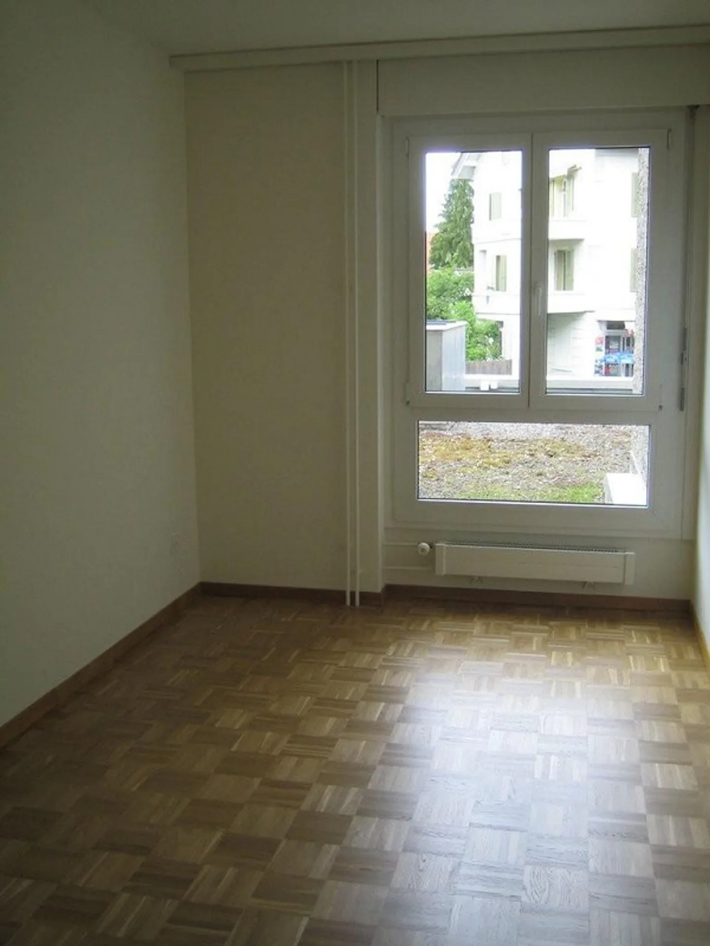 Appartamento conveniente con balcone soleggiato in posizione centrale - Foto 6 di 9