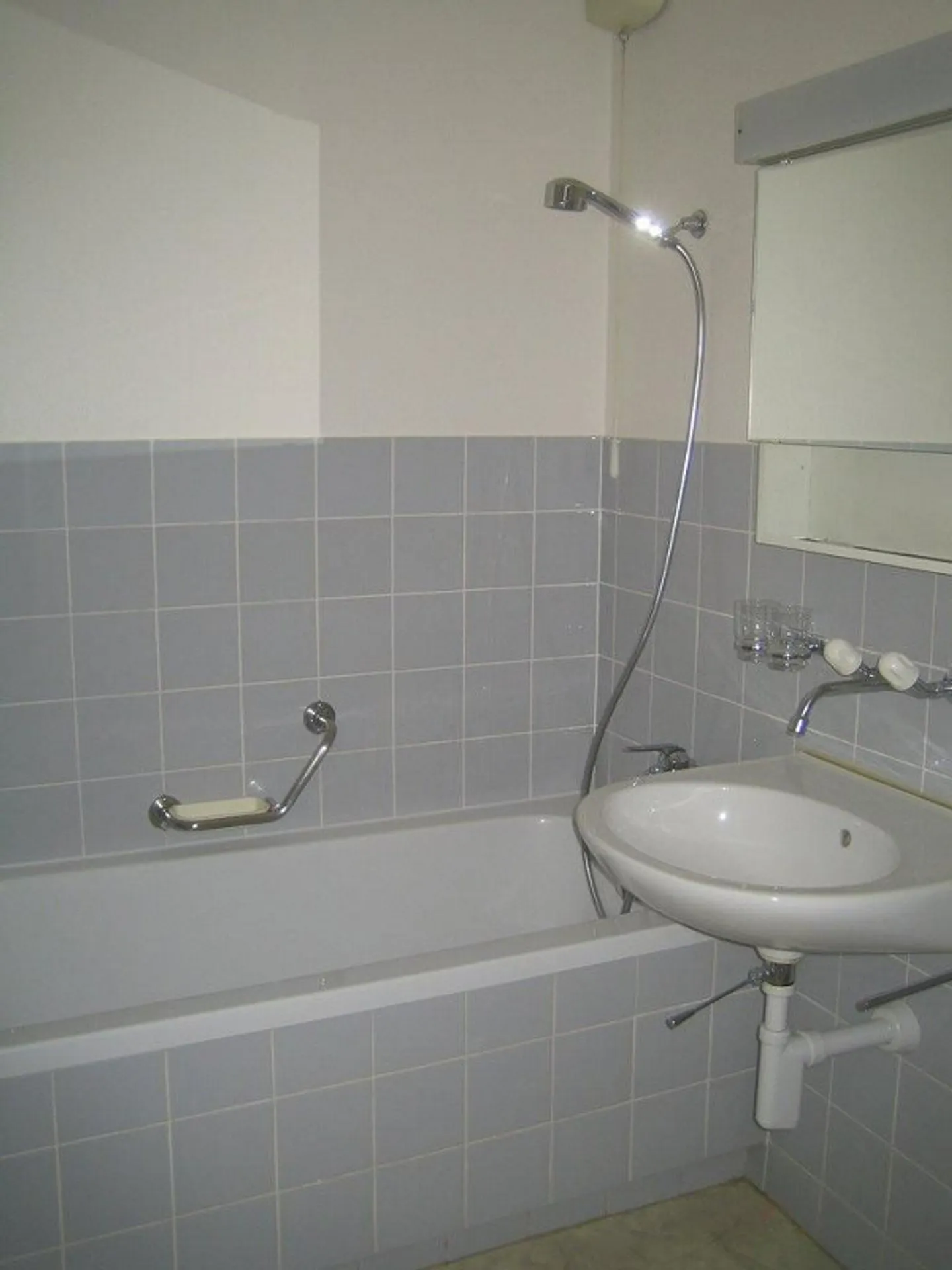 Appartamento conveniente con balcone soleggiato in posizione centrale - Foto 8 di 9