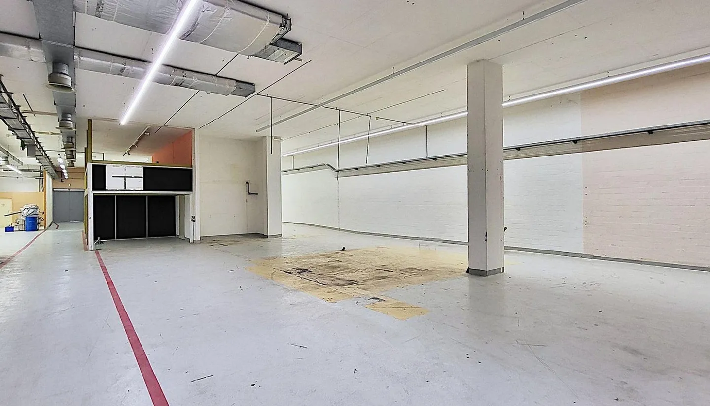 Geräumige Lagerhalle mit hohen Decken - Foto 6 von 8