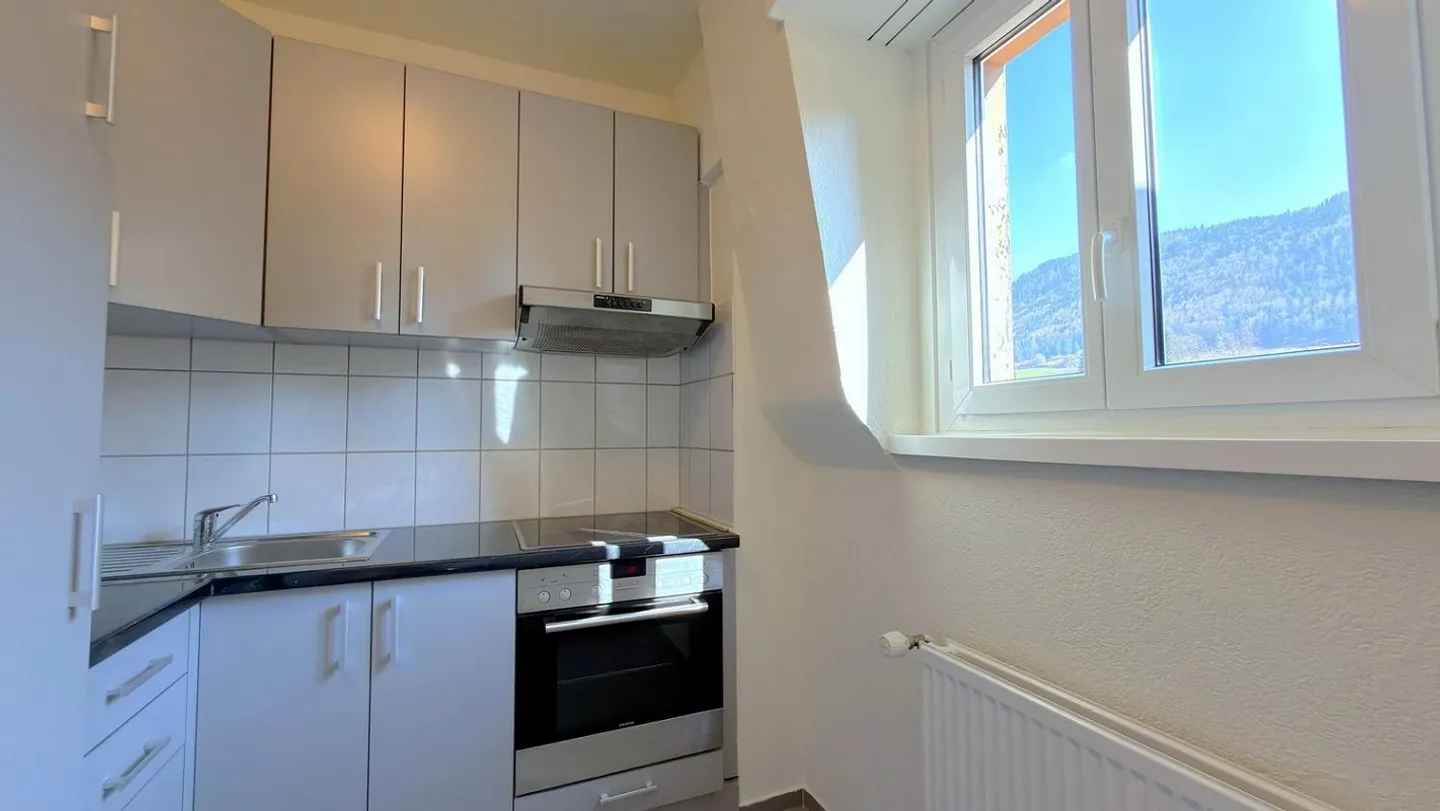 Incantevole appartamento di 2,5 stanze nel cuore di Tavannes - Foto 3 di 10