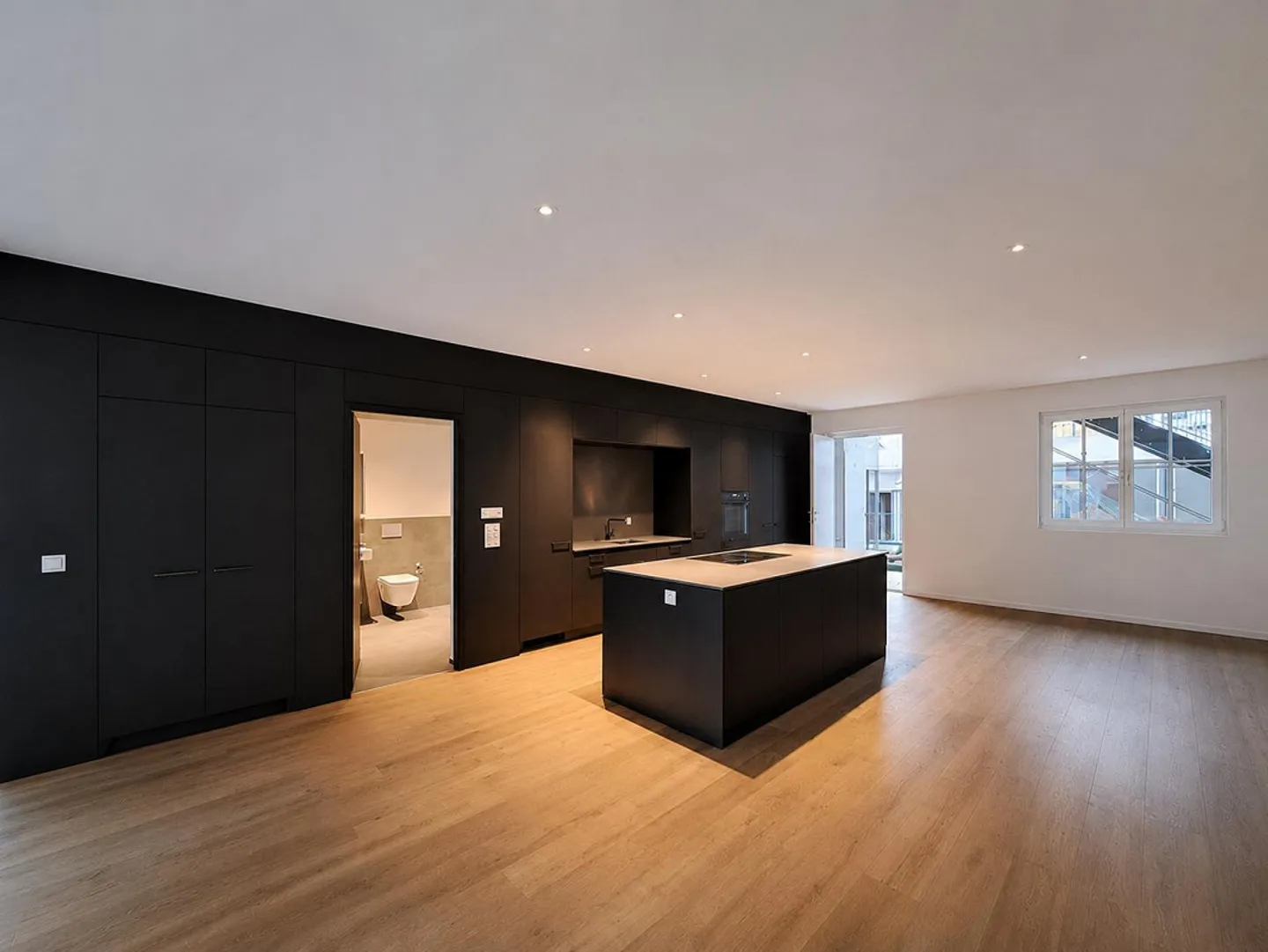 Appartamento di 2.5 locali con loggia, posto a sedere in giardino e garage - Foto 1 di 14
