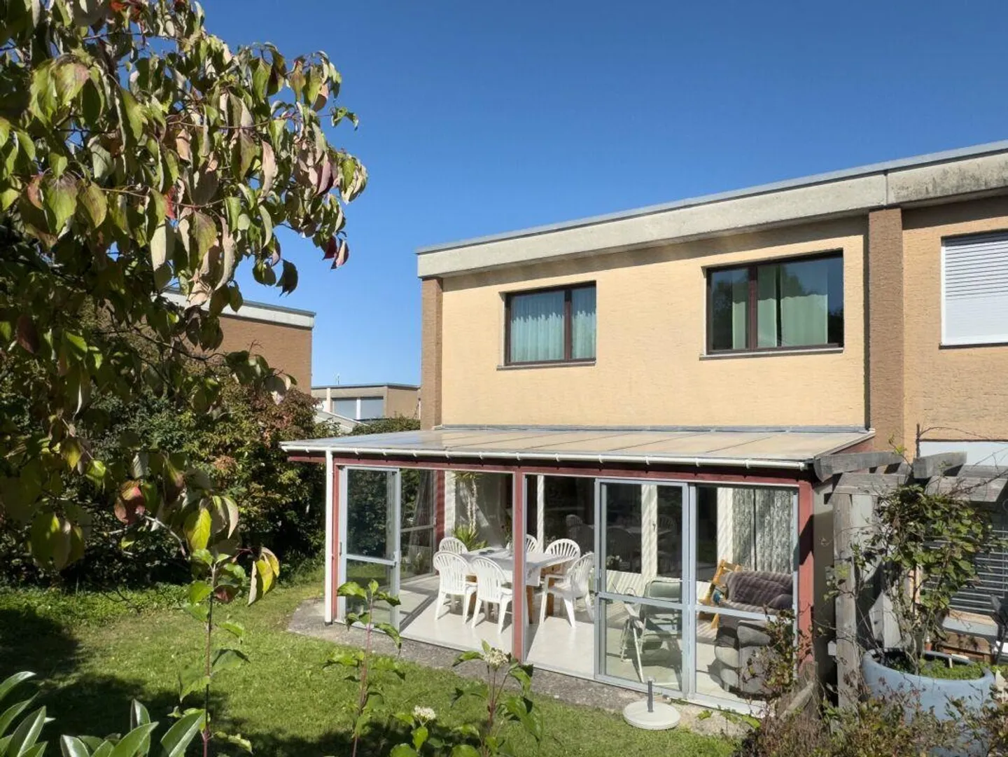 Ampia casa angolare di 6,5 stanze con veranda e facile manutenzione... - Foto 1 di 30