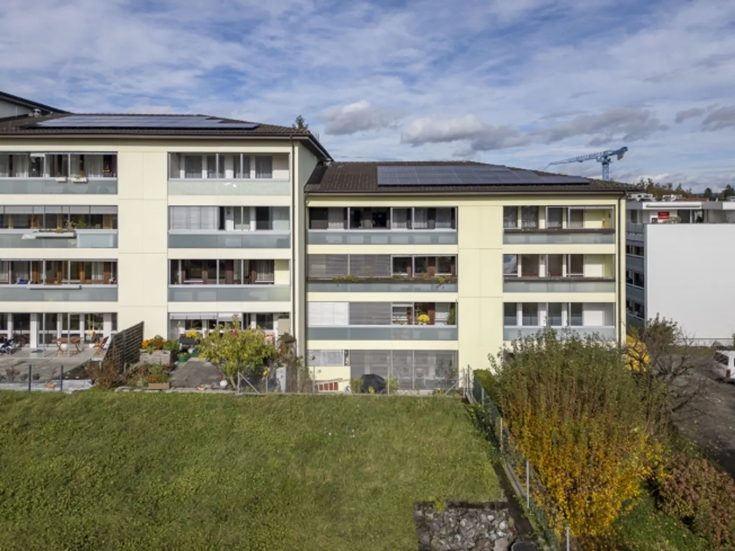 Appartement rénové avec goût et baigné de lumière offrant une vue dégagée - Photo 2 sur 11
