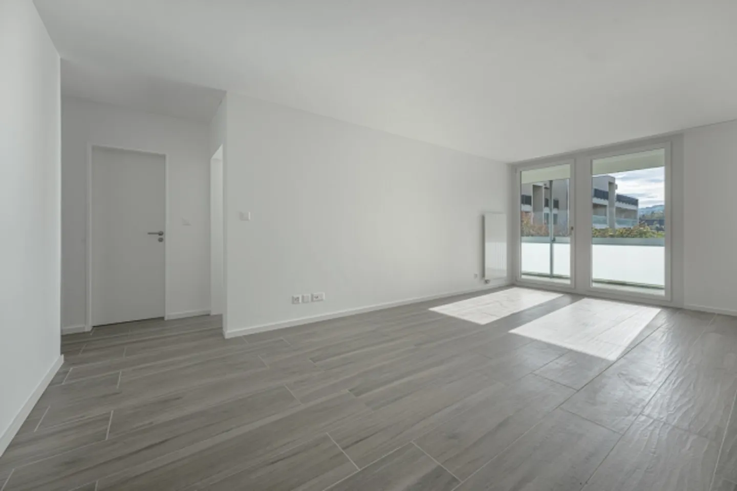 Appartement rénové avec goût et baigné de lumière offrant une vue dégagée - Photo 3 sur 11