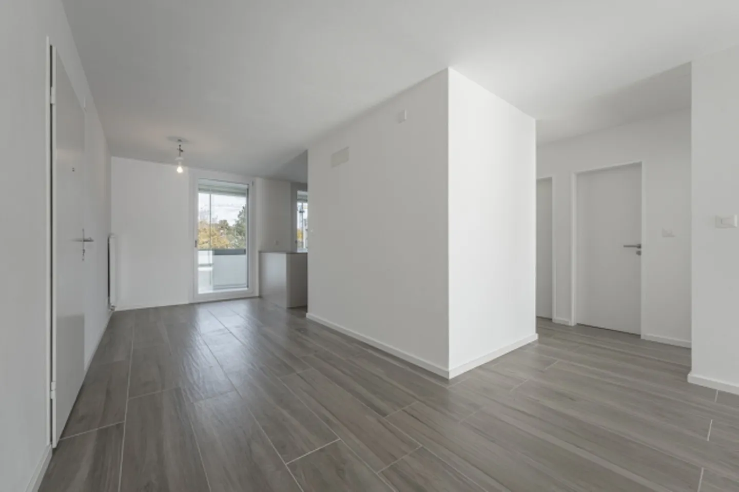 Appartement rénové avec goût et baigné de lumière offrant une vue dégagée - Photo 4 sur 11