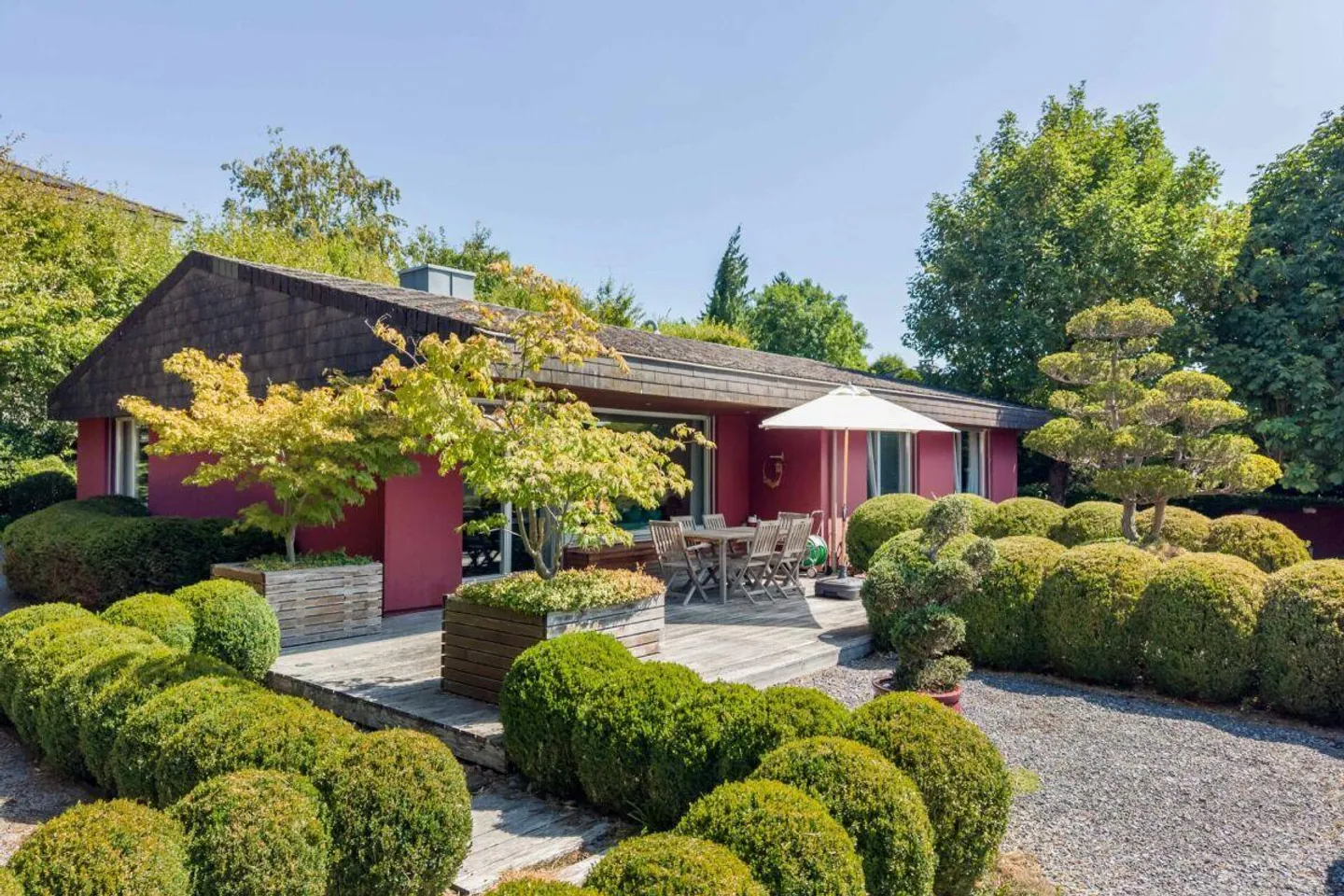 Einfamilienhaus-Bungalow mit exklusiver Gartenanlage und Gewerberau... - Photo 1 of 18