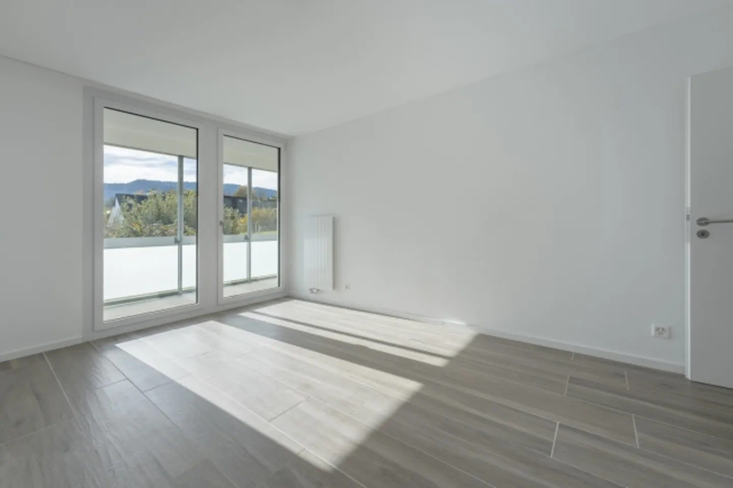 Appartement rénové avec goût et baigné de lumière offrant une vue dégagée - Photo 6 sur 11