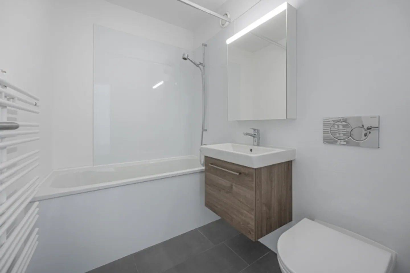 Appartement rénové avec goût et baigné de lumière offrant une vue dégagée - Photo 7 sur 11