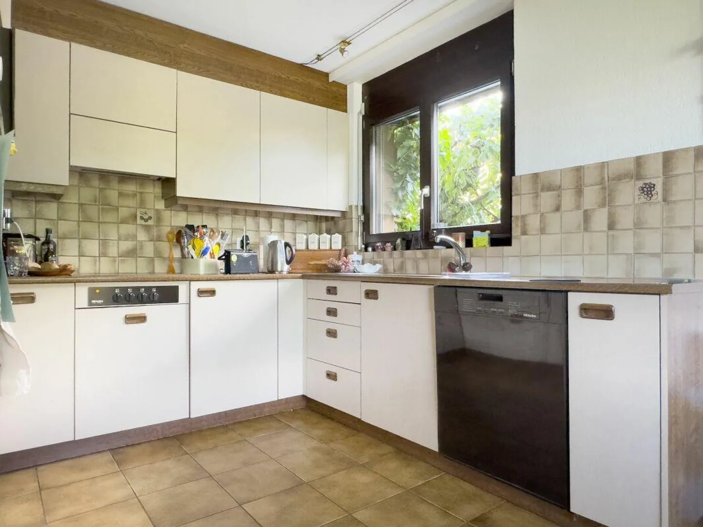 Ampia casa angolare di 6,5 stanze con veranda e facile manutenzione... - Foto 7 di 30
