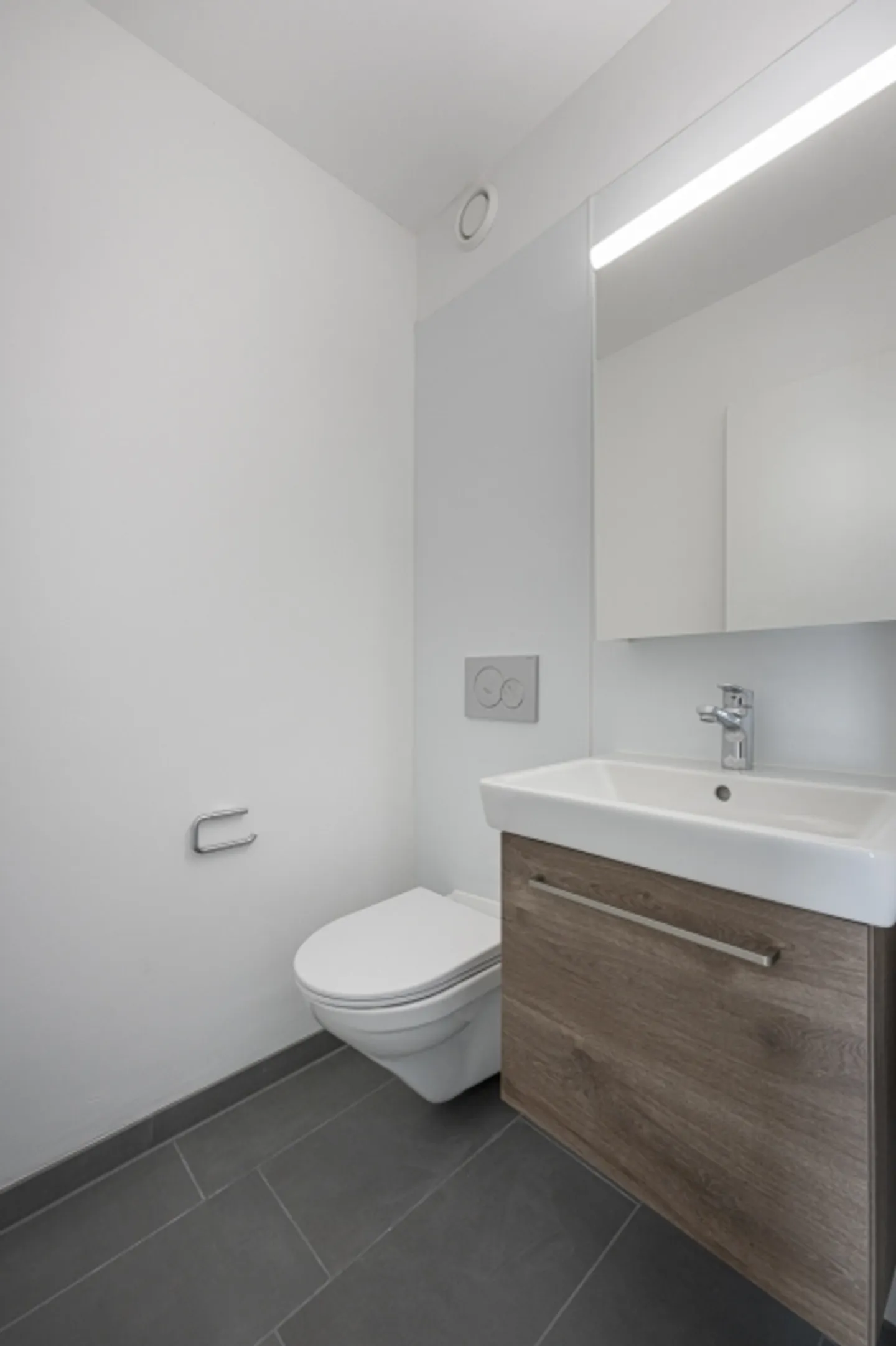 Appartement rénové avec goût et baigné de lumière offrant une vue dégagée - Photo 8 sur 11