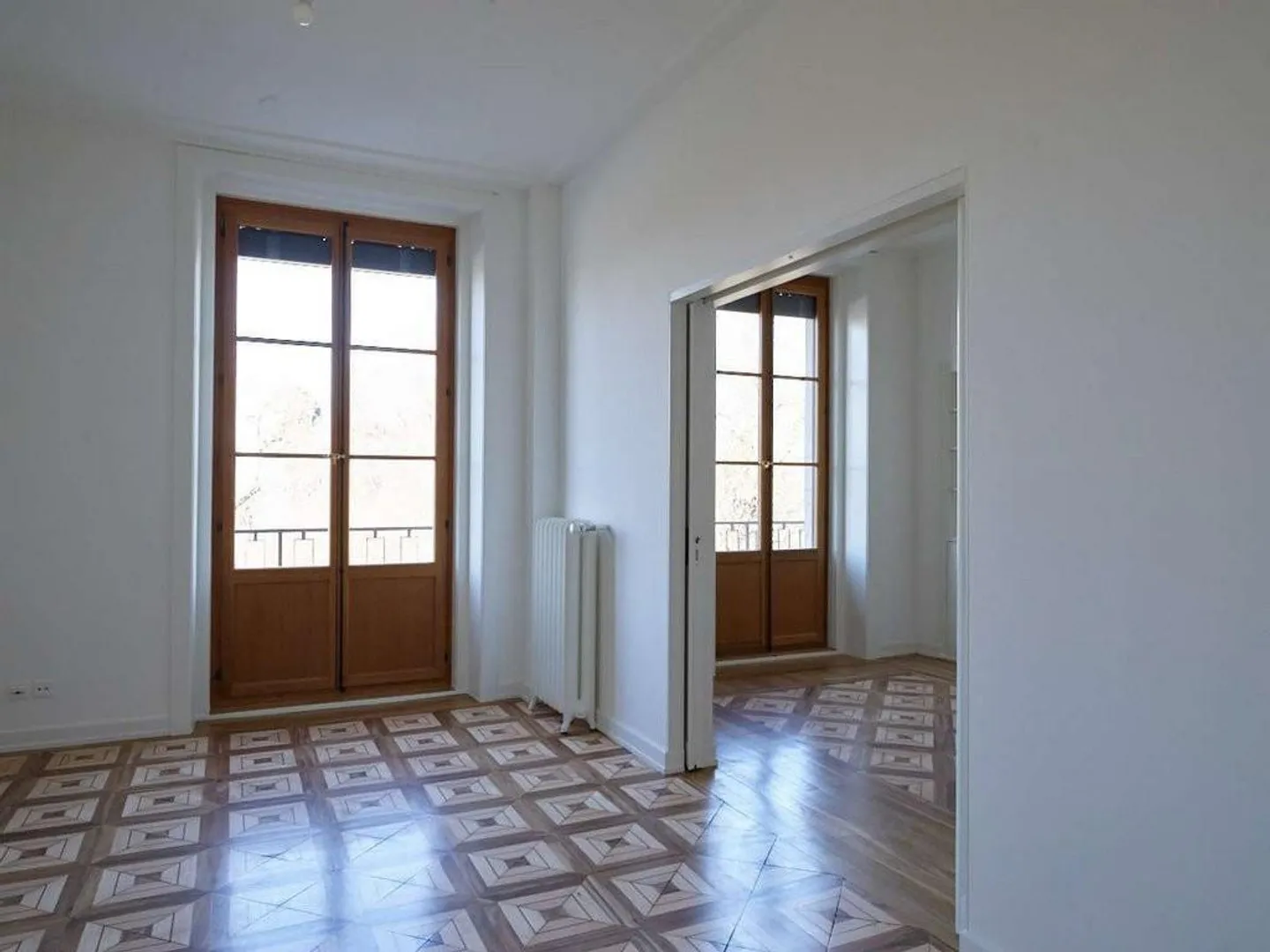 Appartement de standing entièrement rénové avec vue sur le lac - Photo 3 sur 8