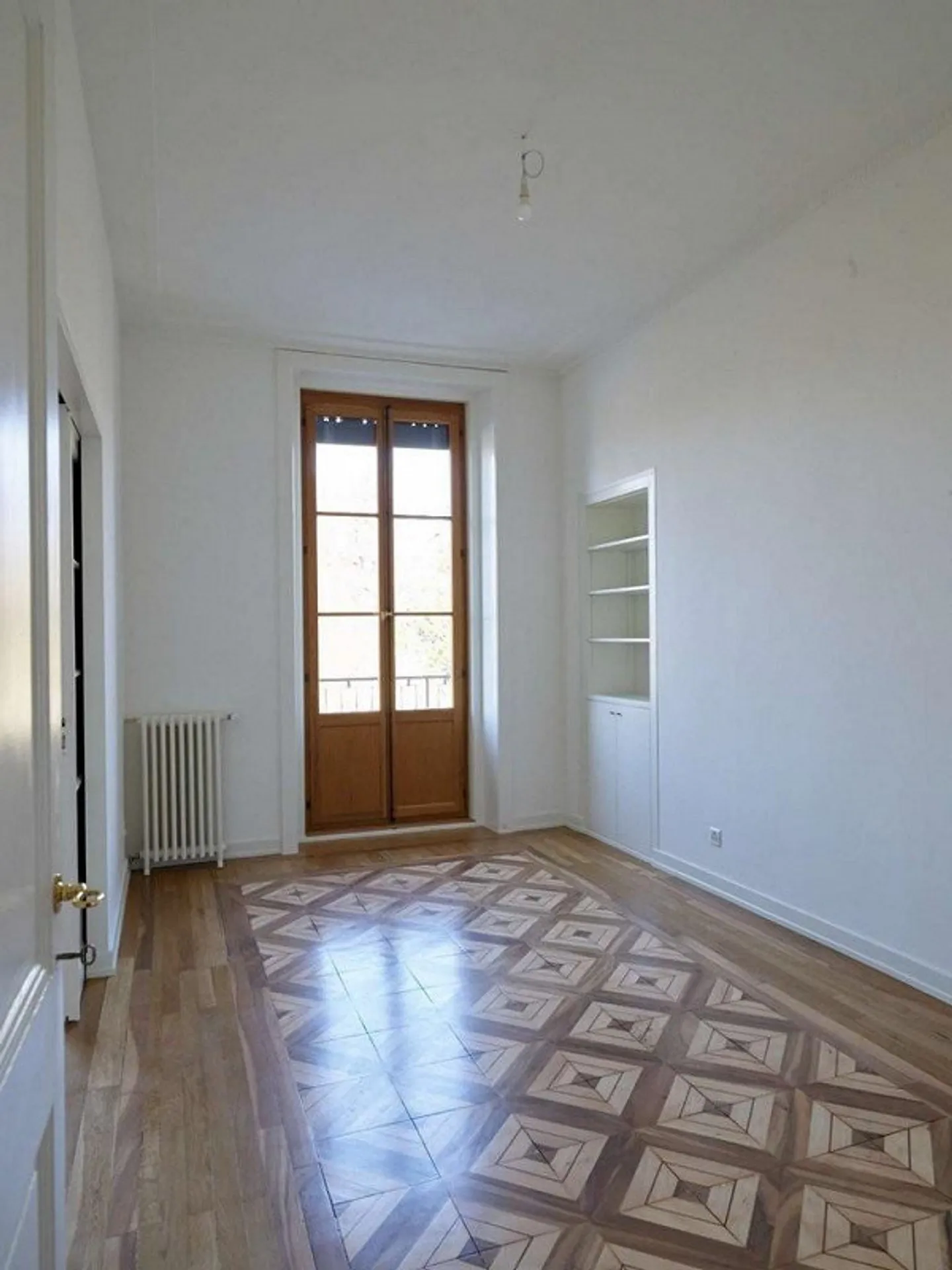 Appartement de standing entièrement rénové avec vue sur le lac - Photo 4 sur 8