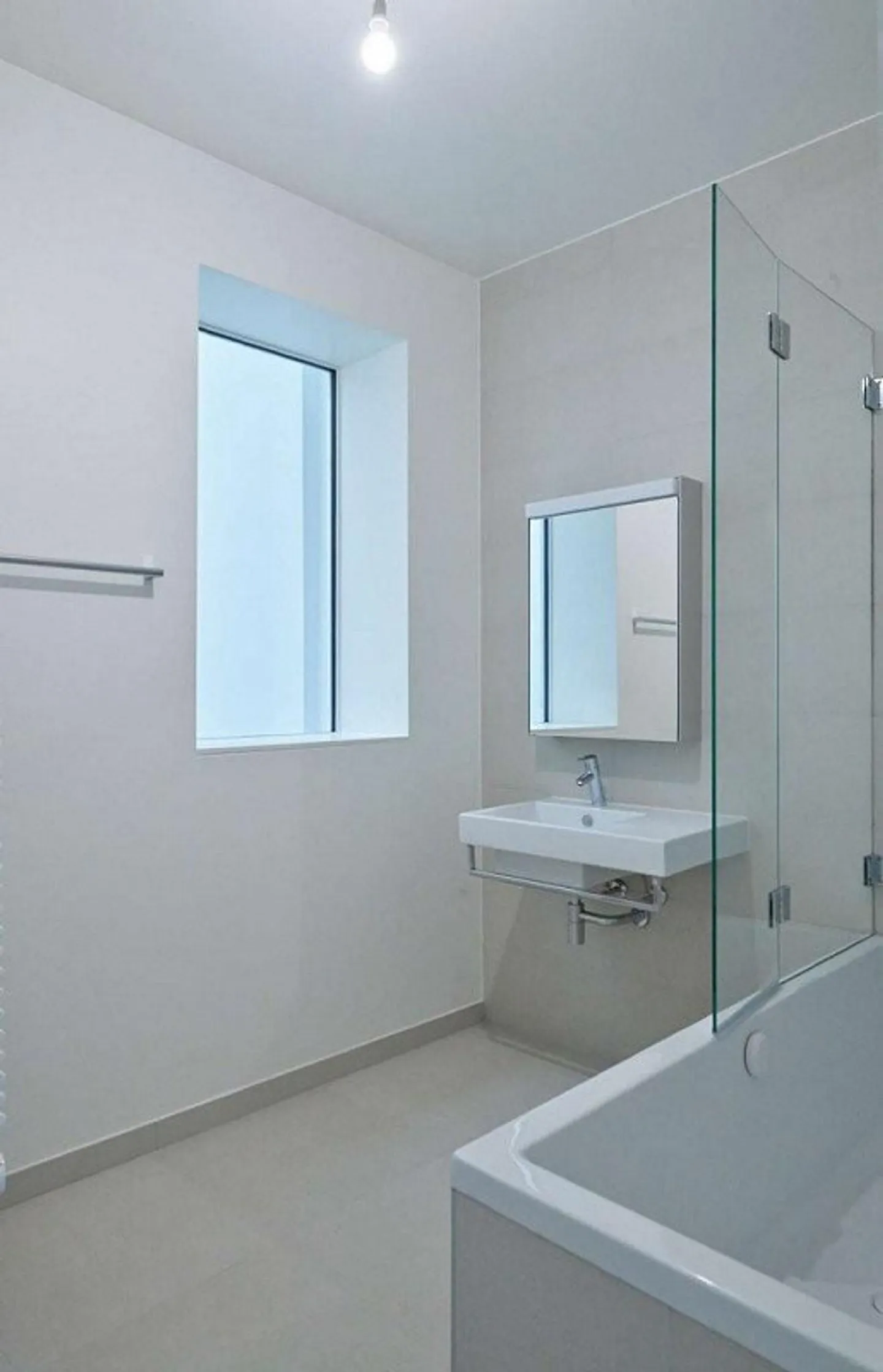 Appartement de standing entièrement rénové avec vue sur le lac - Photo 5 sur 8