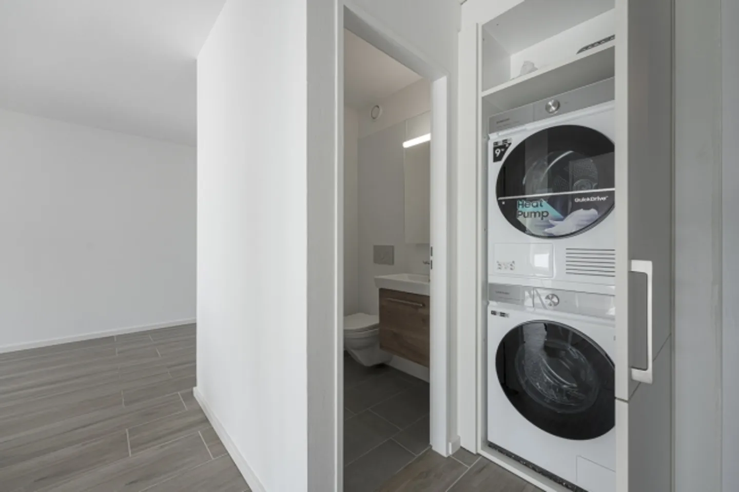 Appartement rénové avec goût et baigné de lumière offrant une vue dégagée - Photo 9 sur 11