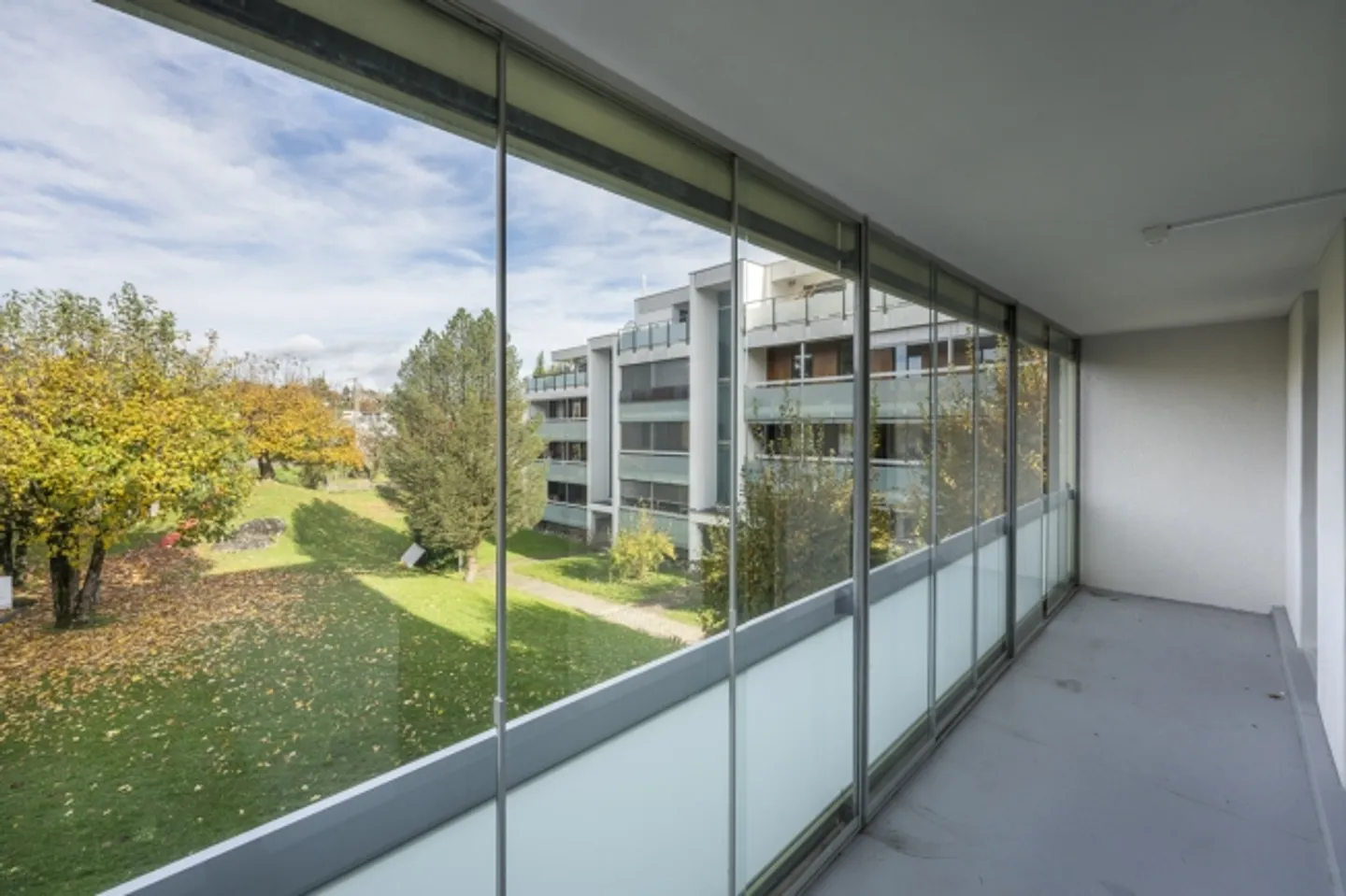Appartement rénové avec goût et baigné de lumière offrant une vue dégagée - Photo 10 sur 11