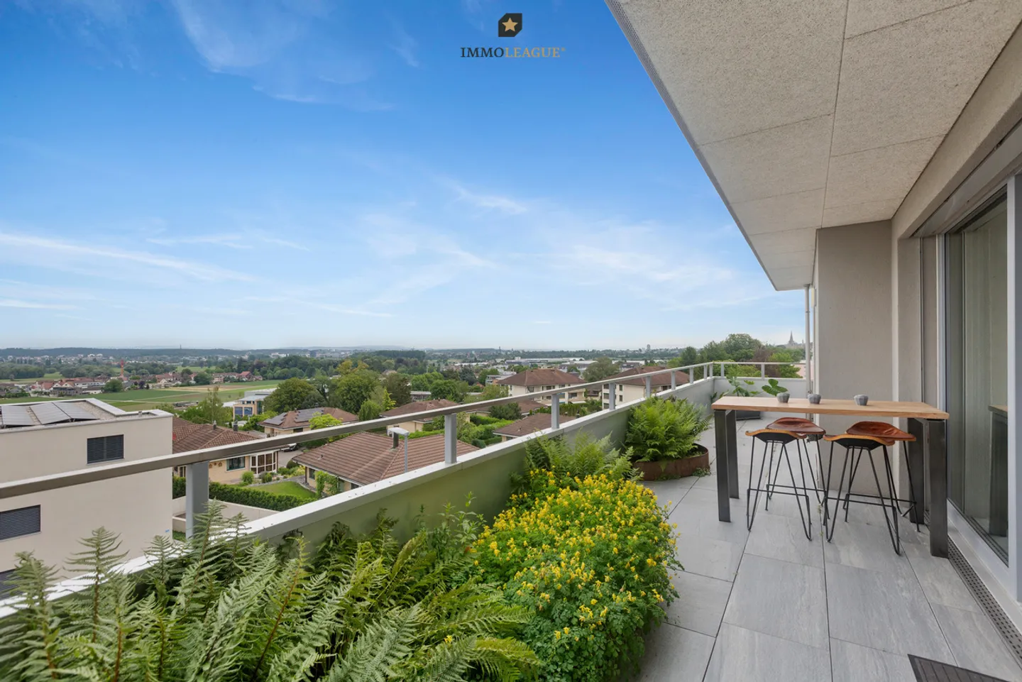 Appartamento attico ricercato con vista sul lago, ampia e castello. - Foto 1 di 8