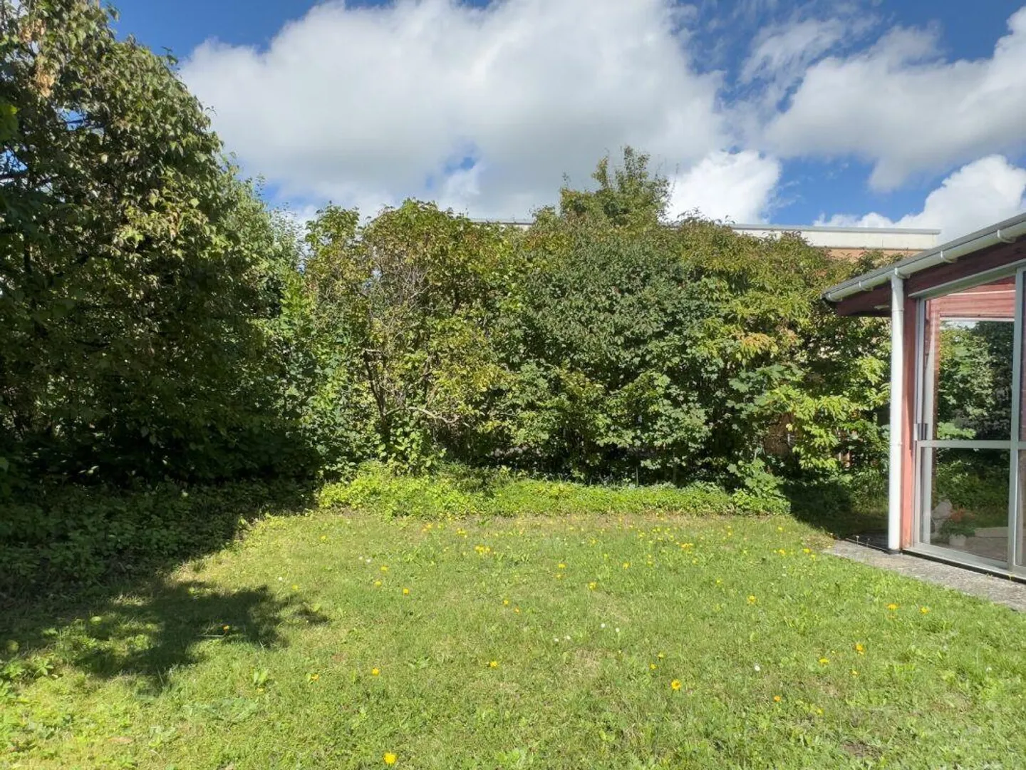 Ampia casa angolare di 6,5 stanze con veranda e facile manutenzione... - Foto 18 di 30