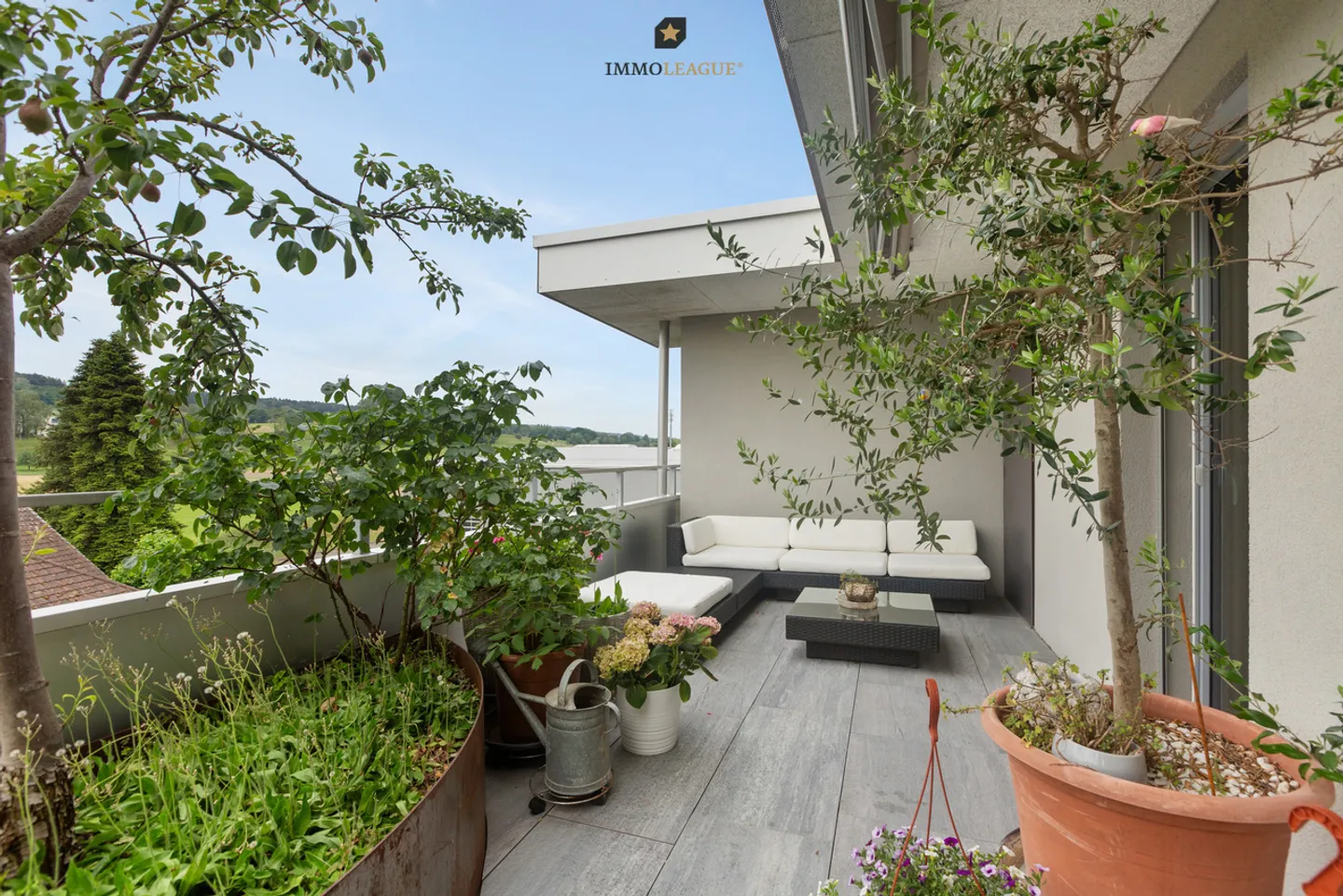 Appartamento attico ricercato con vista sul lago, ampia e castello. - Foto 2 di 8