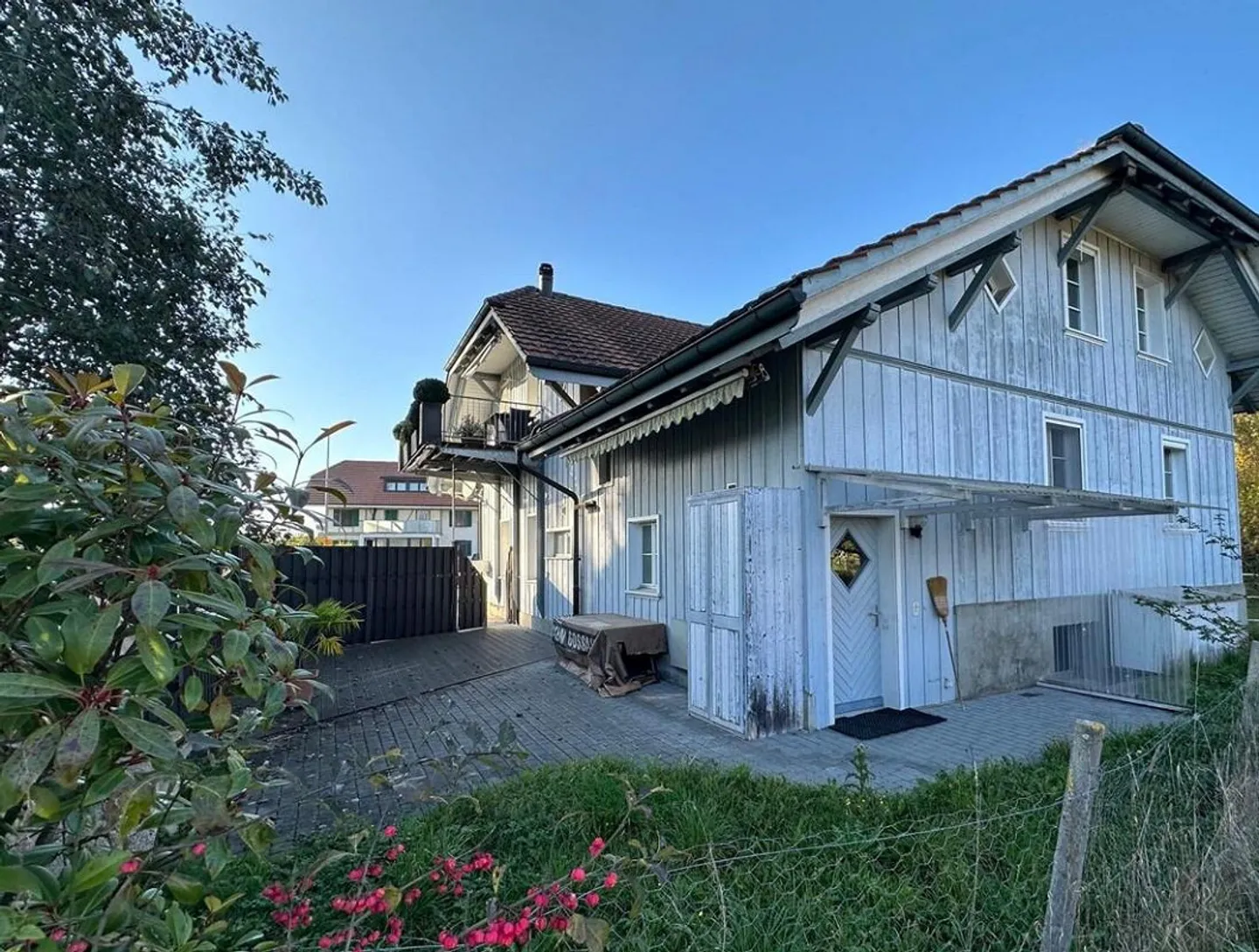 Charming 3.5-room apartment in rural Ersigen - quiet, central and - Photo 1 of 13