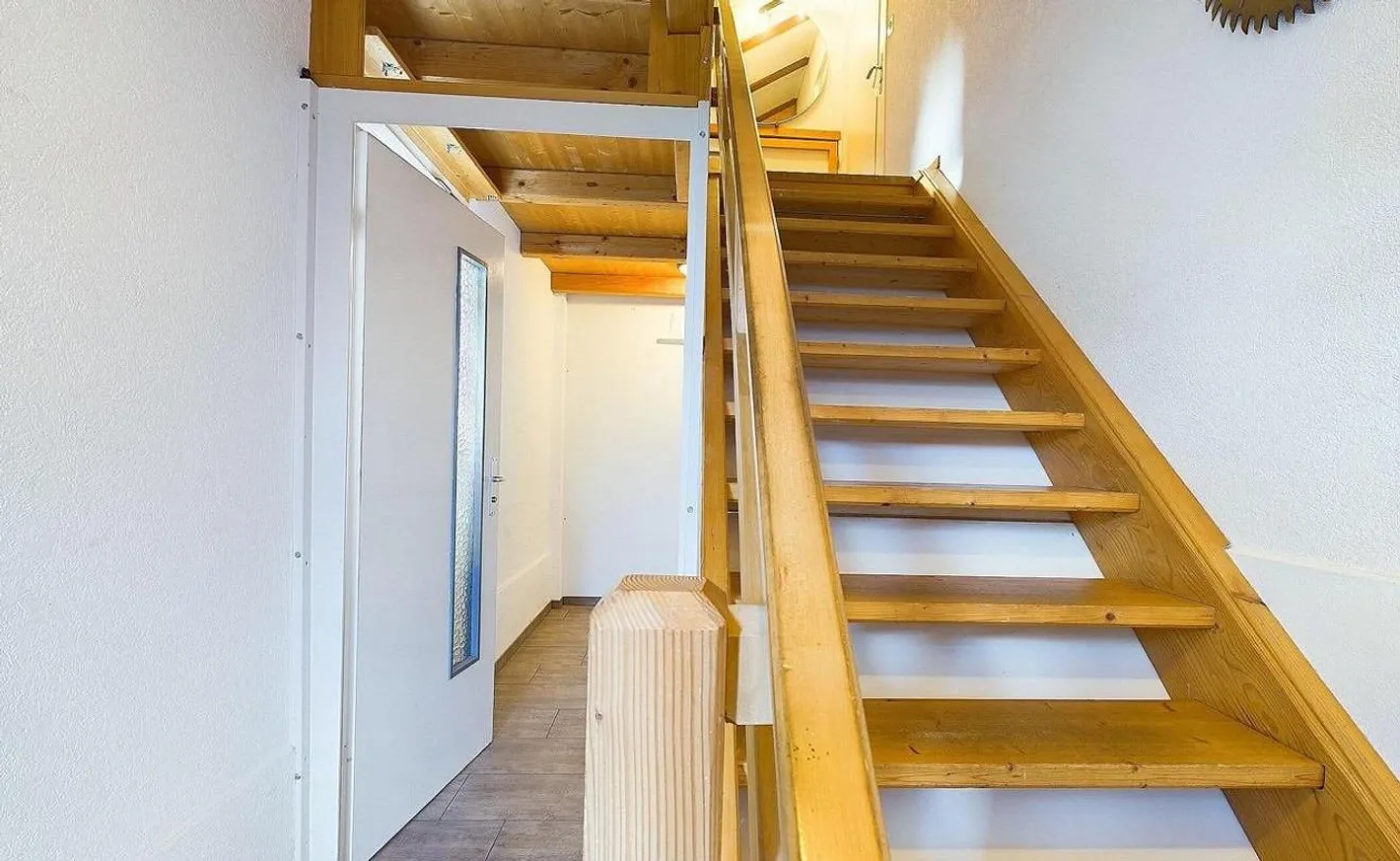Charming 3.5-room apartment in rural Ersigen - quiet, central and - Photo 8 of 13