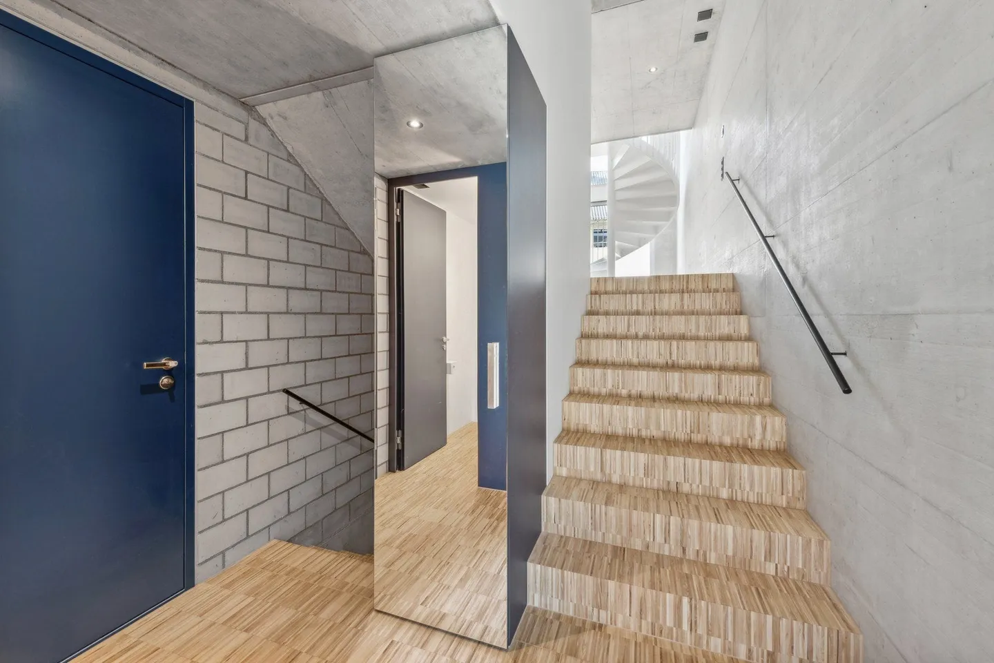 Luxurious townhouse living with stunning atrium and modern design - Photo 11 of 13