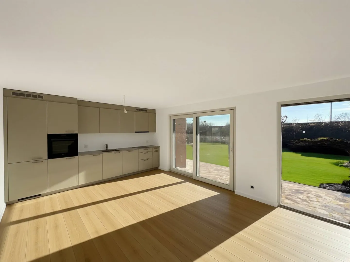 Nouvel appartement de 3,5 pièces au rez-de-chaussée avec terrasse - Photo 1 sur 7