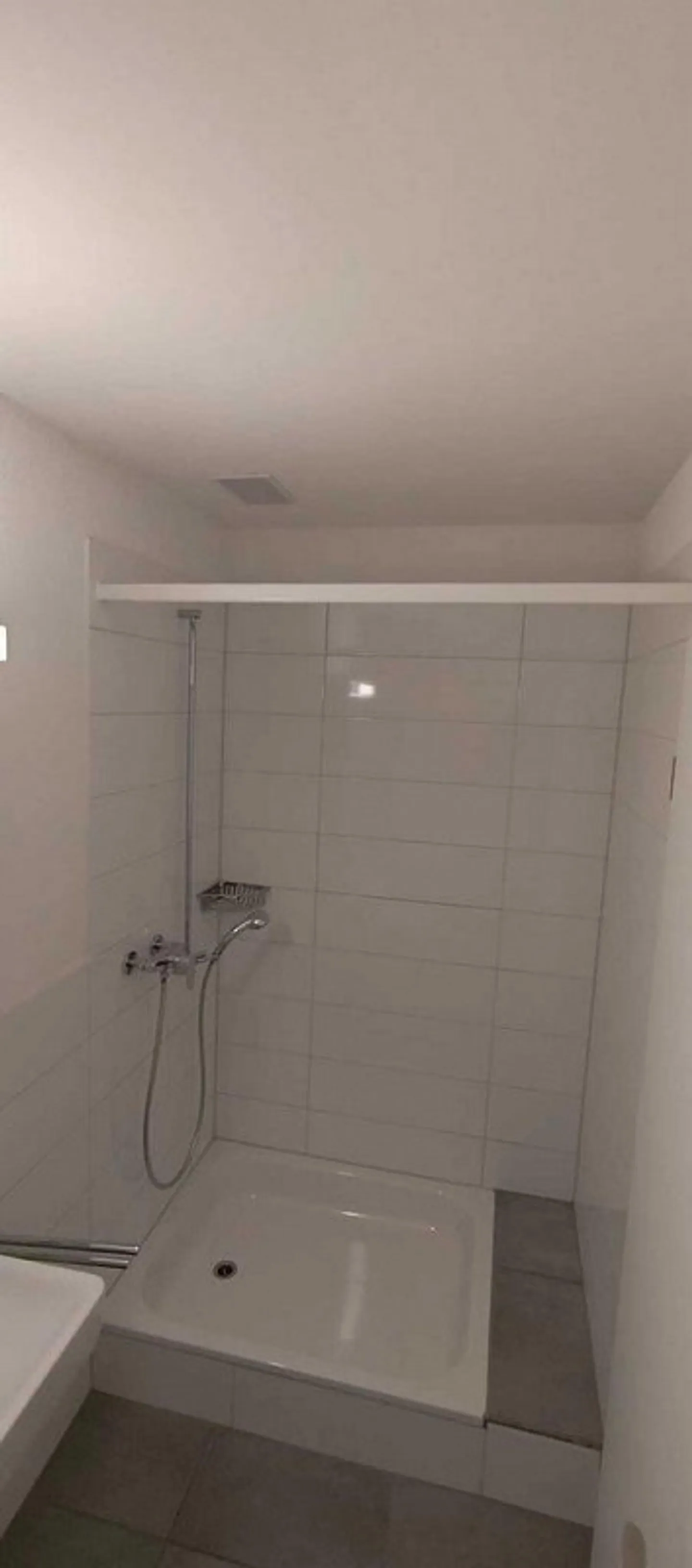 Grosszügige, helle 2.5-Zimmer-Wohnung mit grosser Dachterrasse - Foto 7 von 11