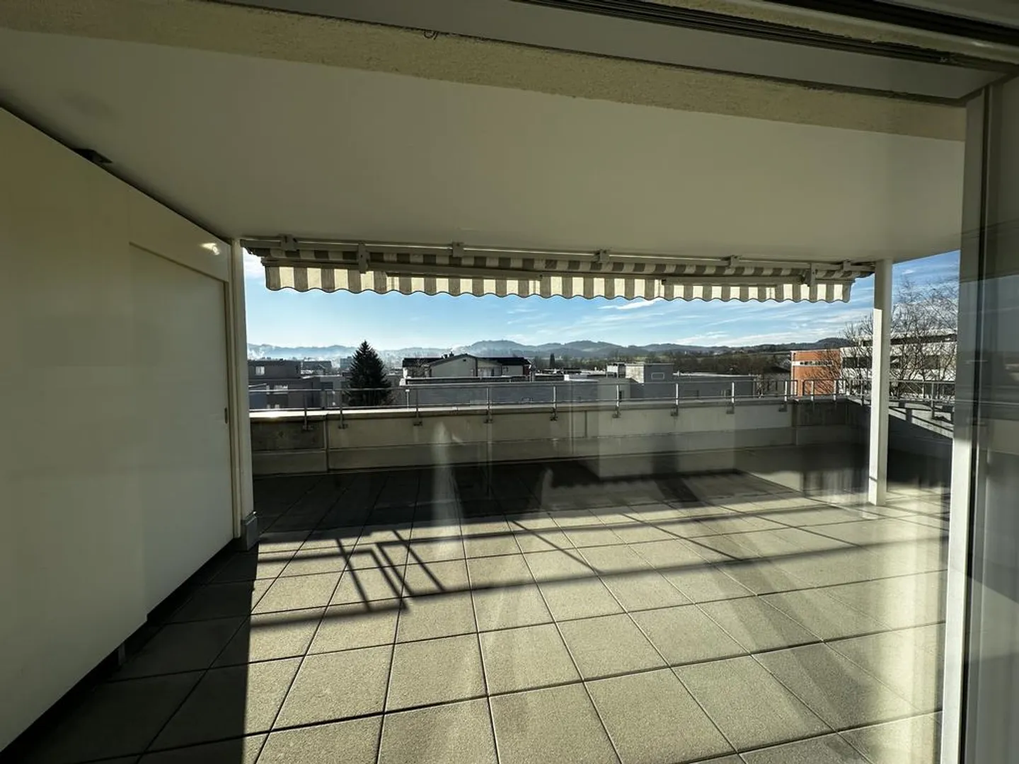 Grosszügige, helle 2.5-Zimmer-Wohnung mit grosser Dachterrasse - Foto 10 von 11