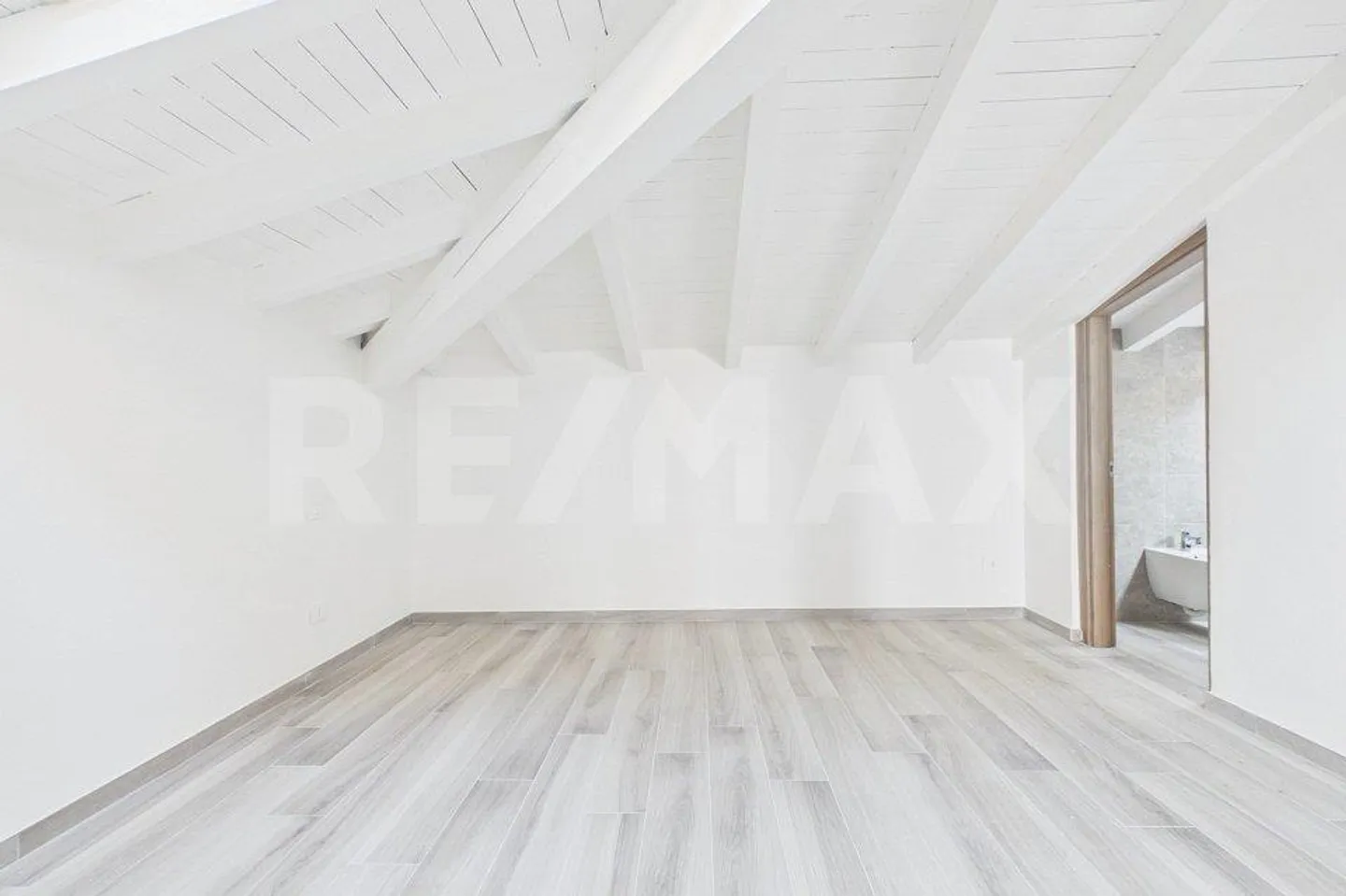 Lake View Luxury Apartments - Photo 6 of 13