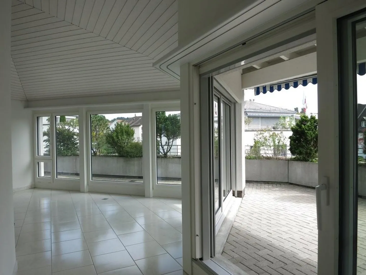 High-quality penthouse apartment with large terrace - Photo 3 of 12