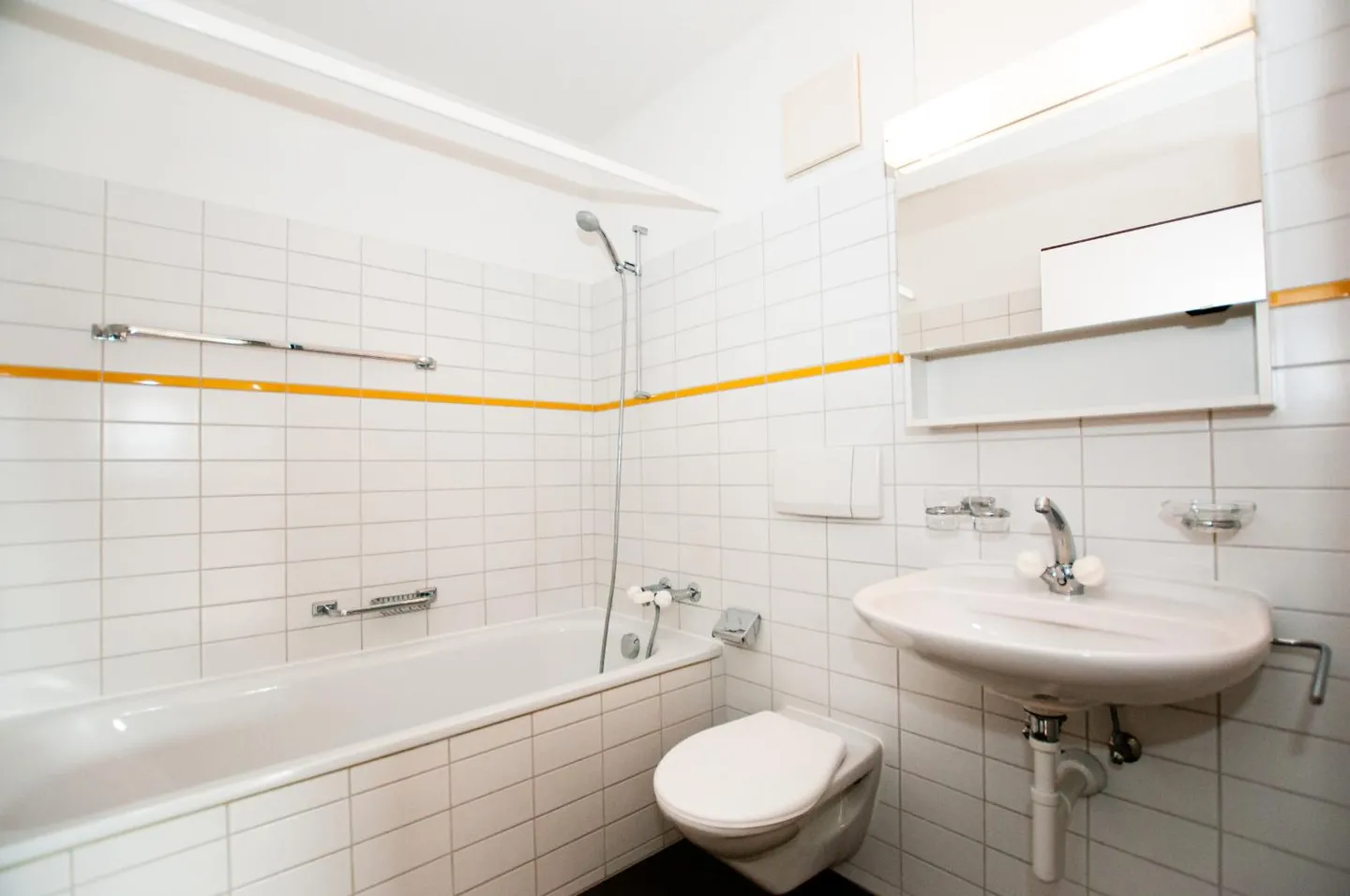 Modern Apartment with Terrace - Photo 3 of 7