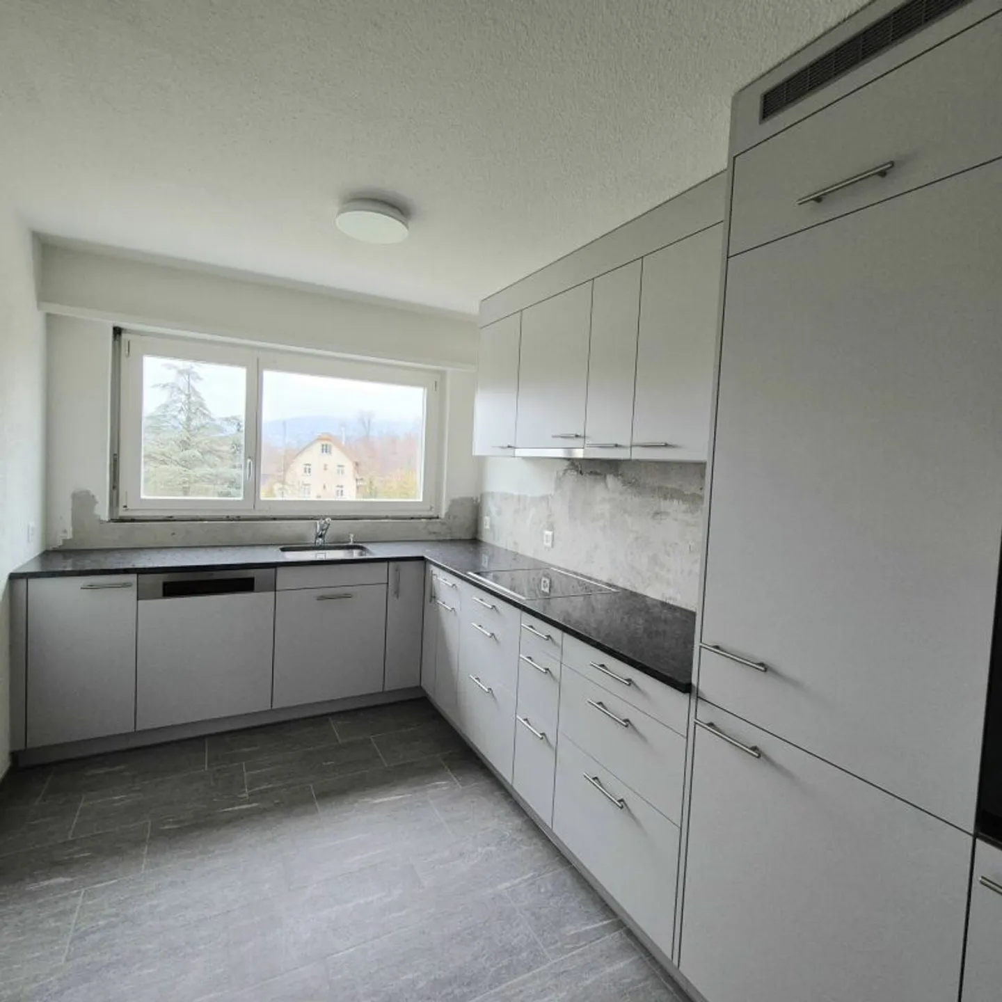 Appartement récemment rénové au centre de Dietikon - Photo 2 sur 13