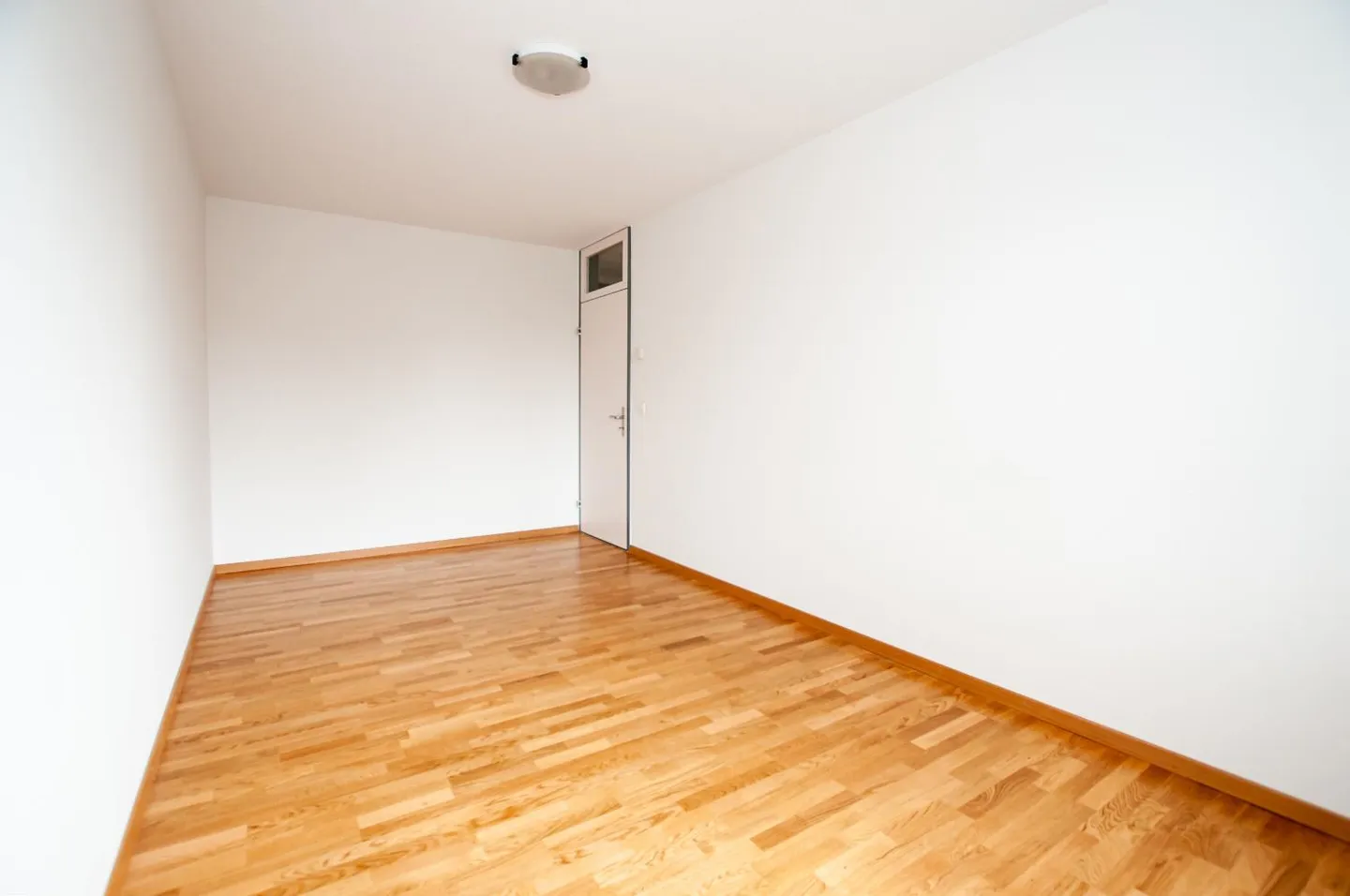 Modern Apartment with Terrace - Photo 5 of 7