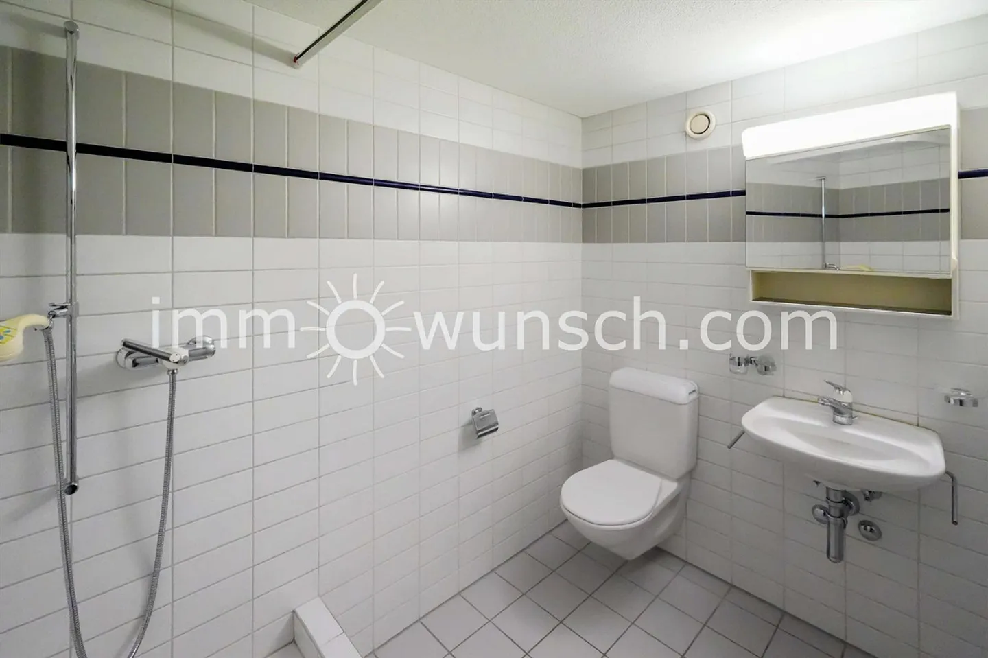 Condominio luminoso e spazioso di 3 ½ stanze con locale tecnico... - Foto 9 di 13
