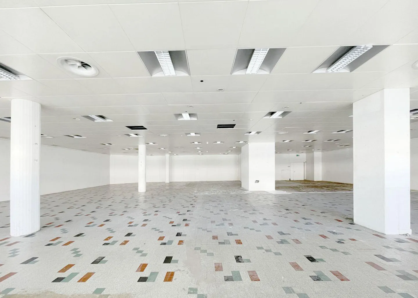 Spazio commerciale in una posizione prominente con alto traffico - Foto 3 di 7