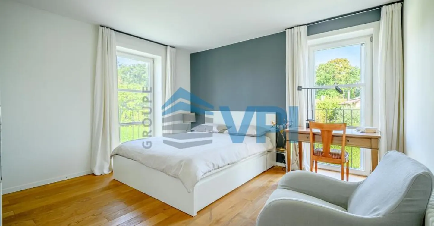 Characterful detached house in a privileged setting - Photo 4 of 11