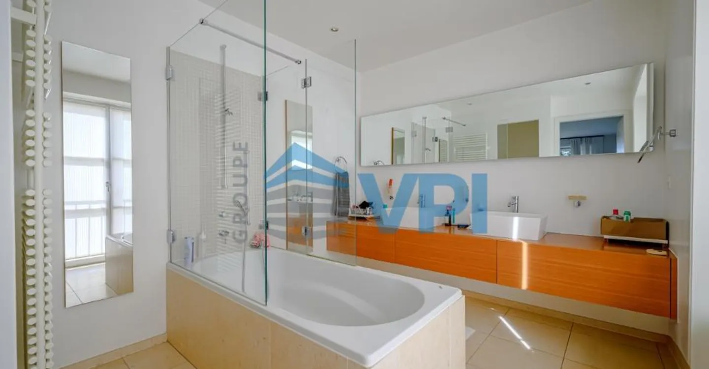 Characterful detached house in a privileged setting - Photo 5 of 11