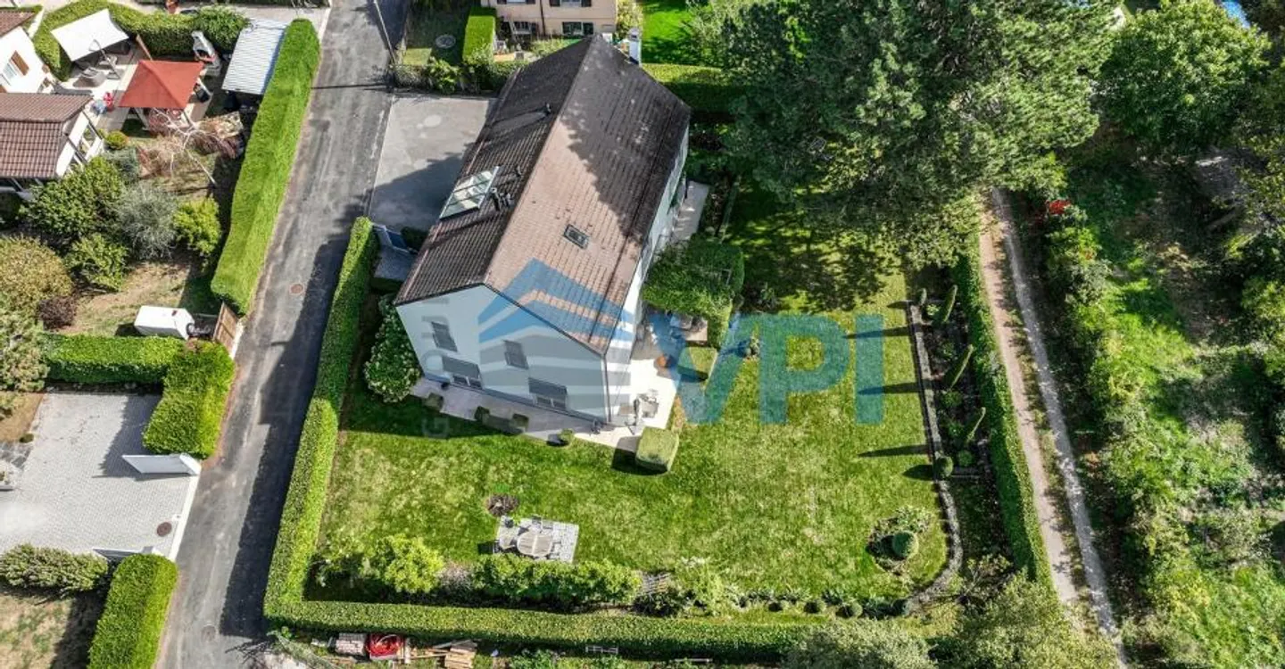 Characterful detached house in a privileged setting - Photo 10 of 11