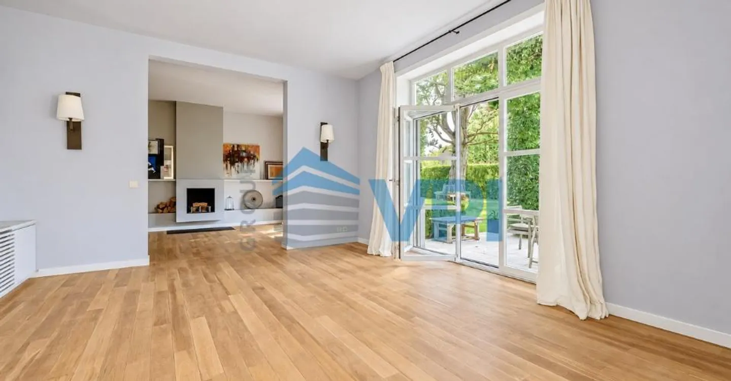 Characterful detached house in a privileged setting - Photo 8 of 11